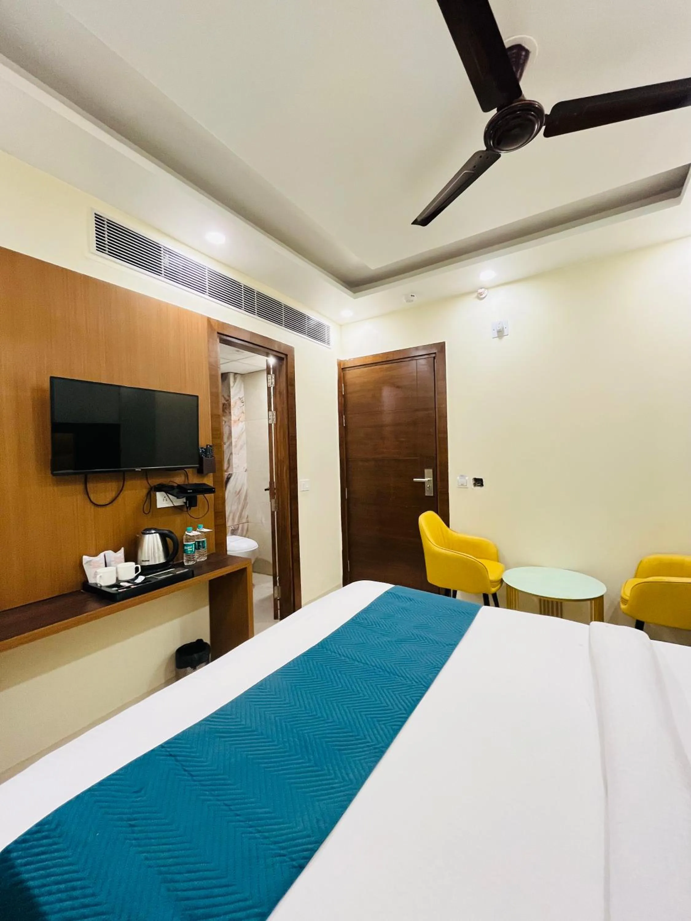 Communal lounge/ TV room, Bed in Hotel Royal Rosette Near New Delhi Railway Station - Connaught Place and VFS