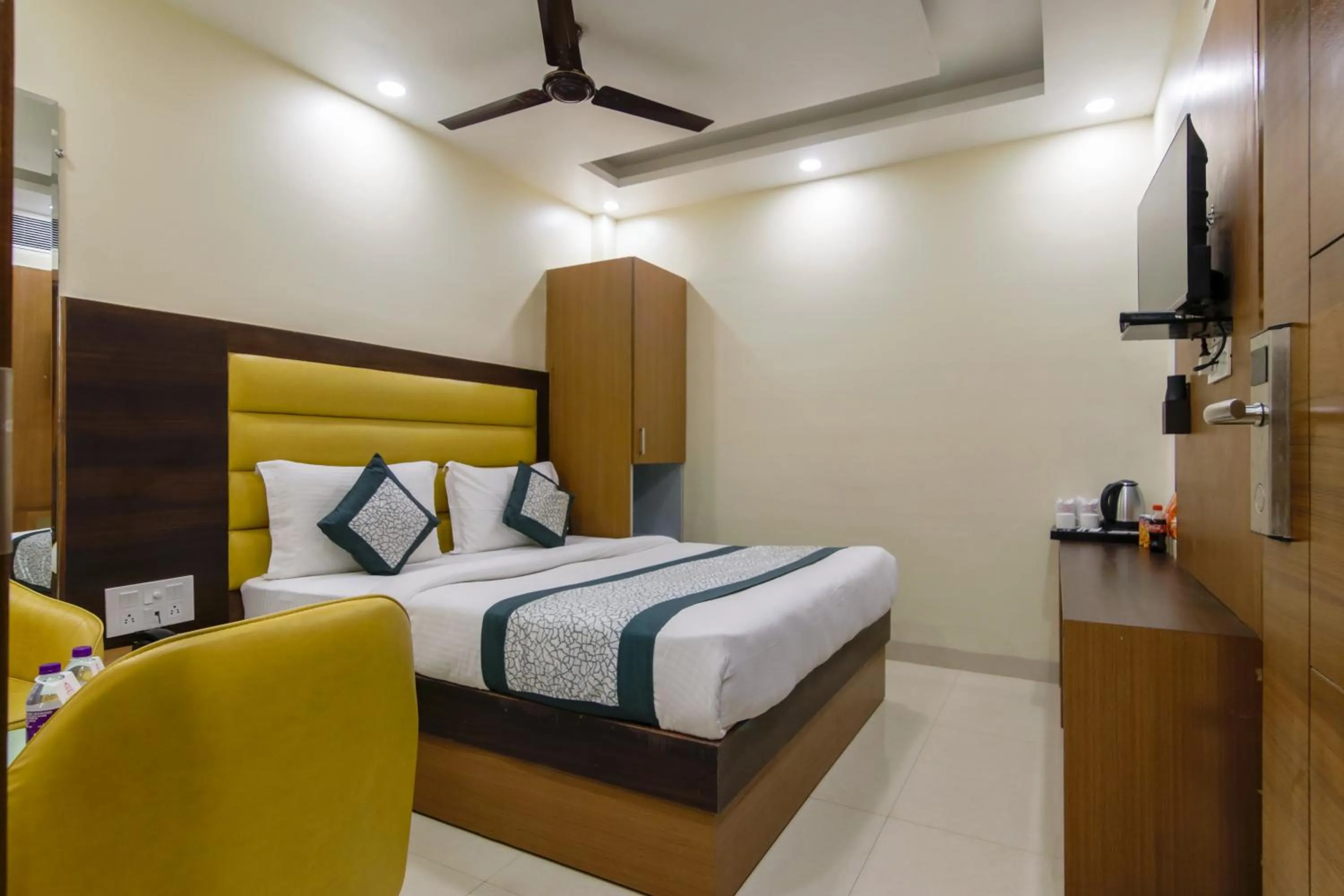 TV and multimedia, Bed in Hotel Royal Rosette Near New Delhi Railway Station - Connaught Place and VFS