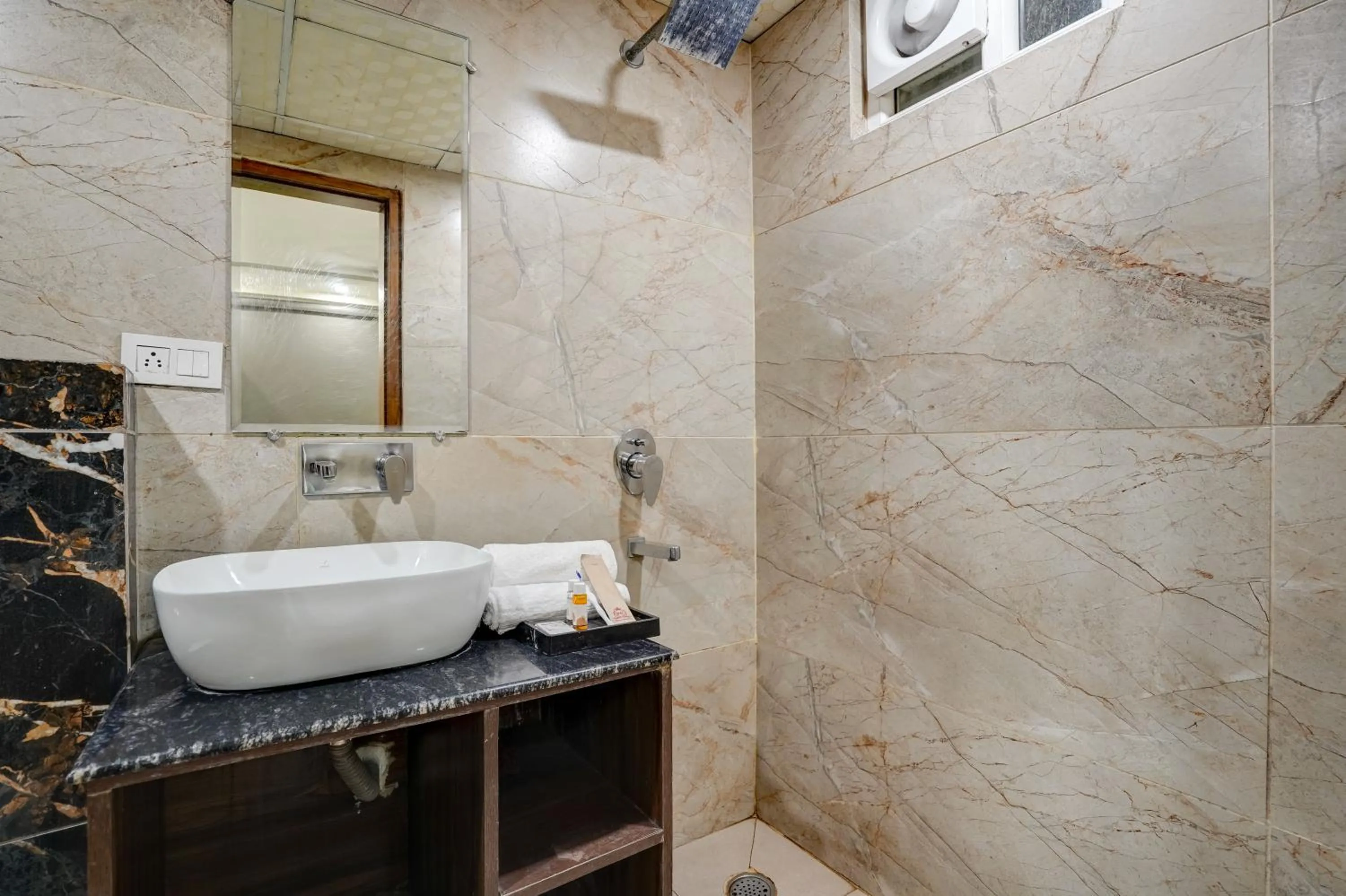 Bathroom in Hotel Royal Rosette Near New Delhi Railway Station - Connaught Place and VFS