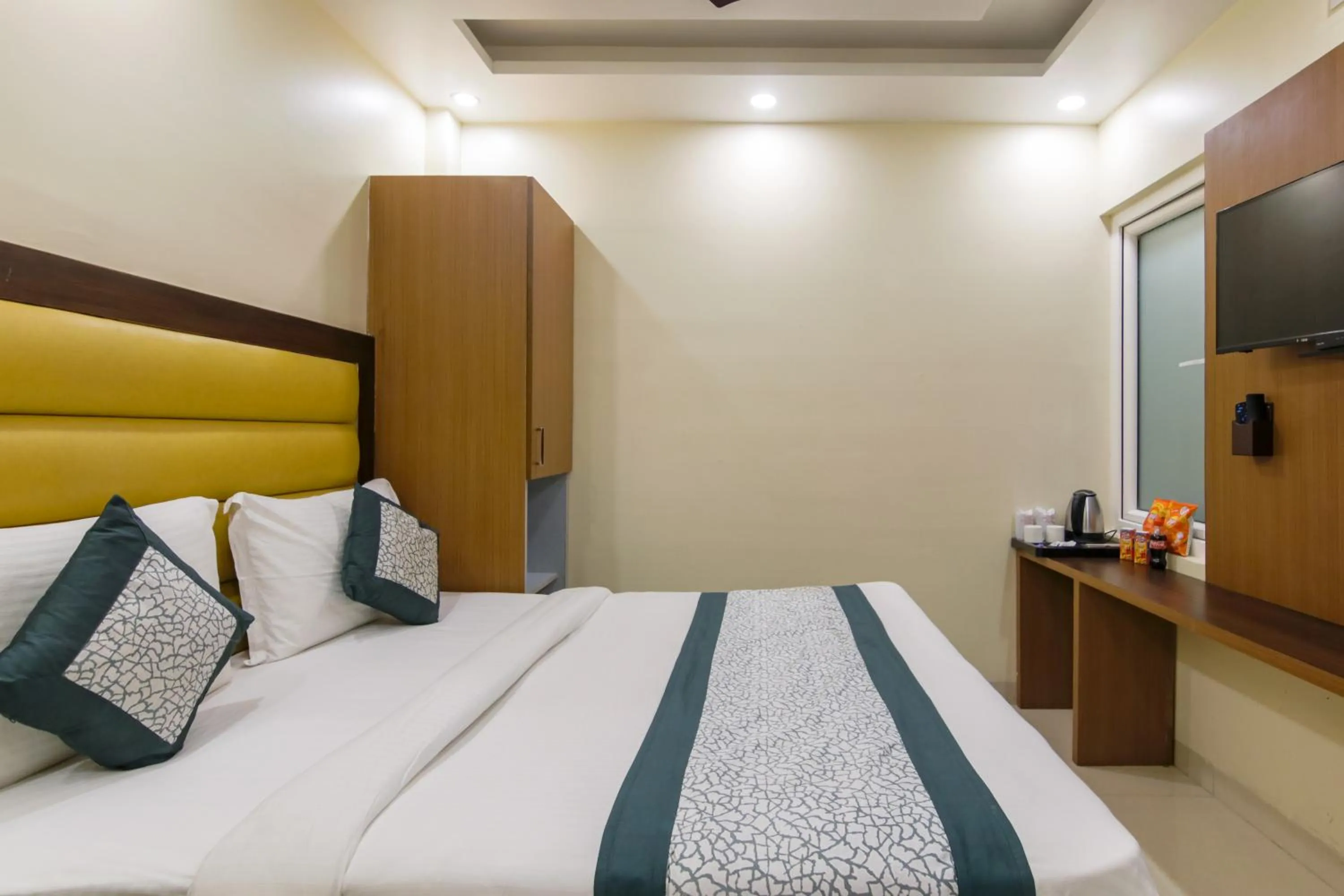 TV and multimedia, Bed in Hotel Royal Rosette Near New Delhi Railway Station - Connaught Place and VFS