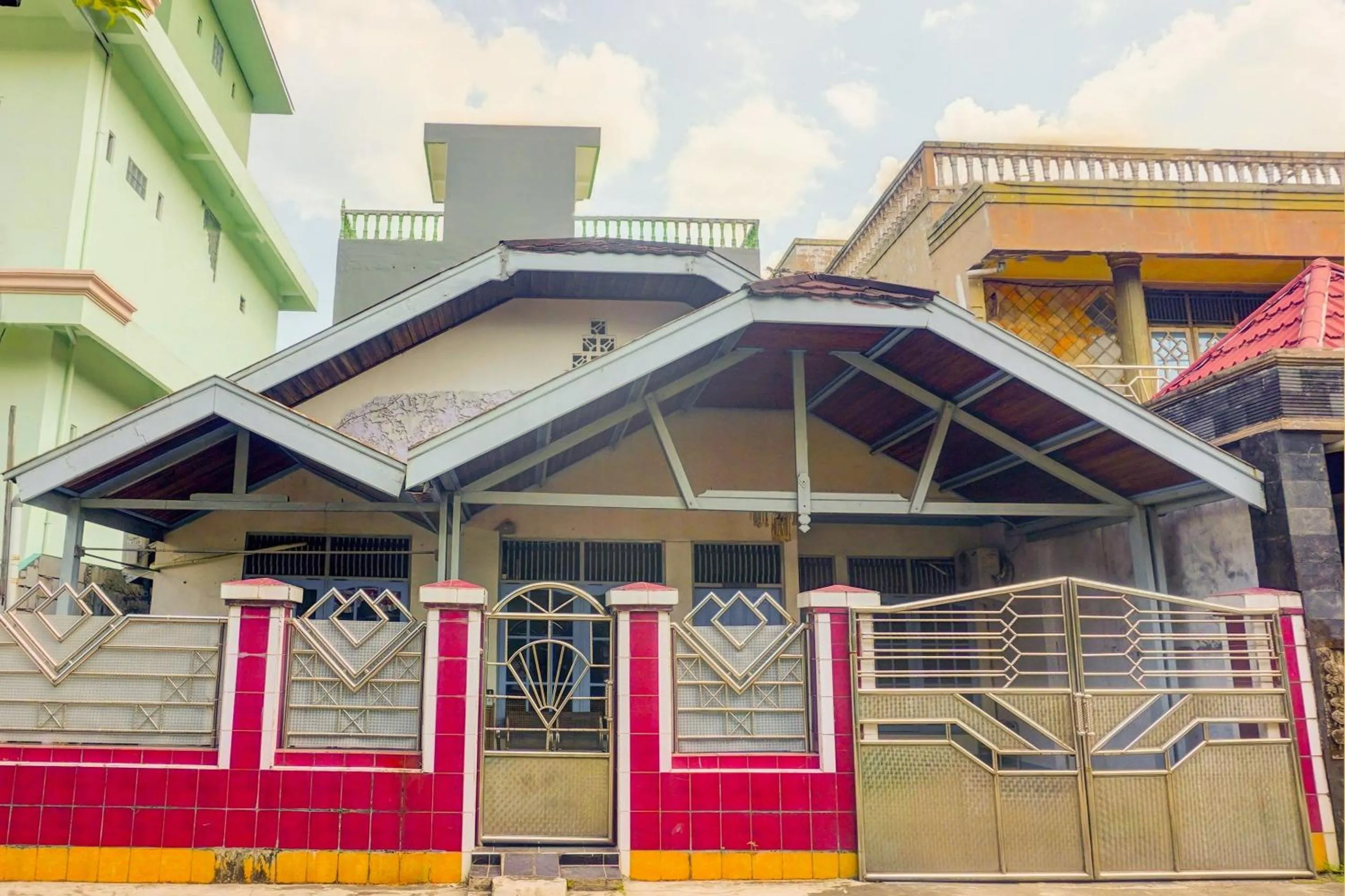 Facade/entrance in Hotel O Wisma Padi Syariah PanyipatanNearWisata Gunung Birah