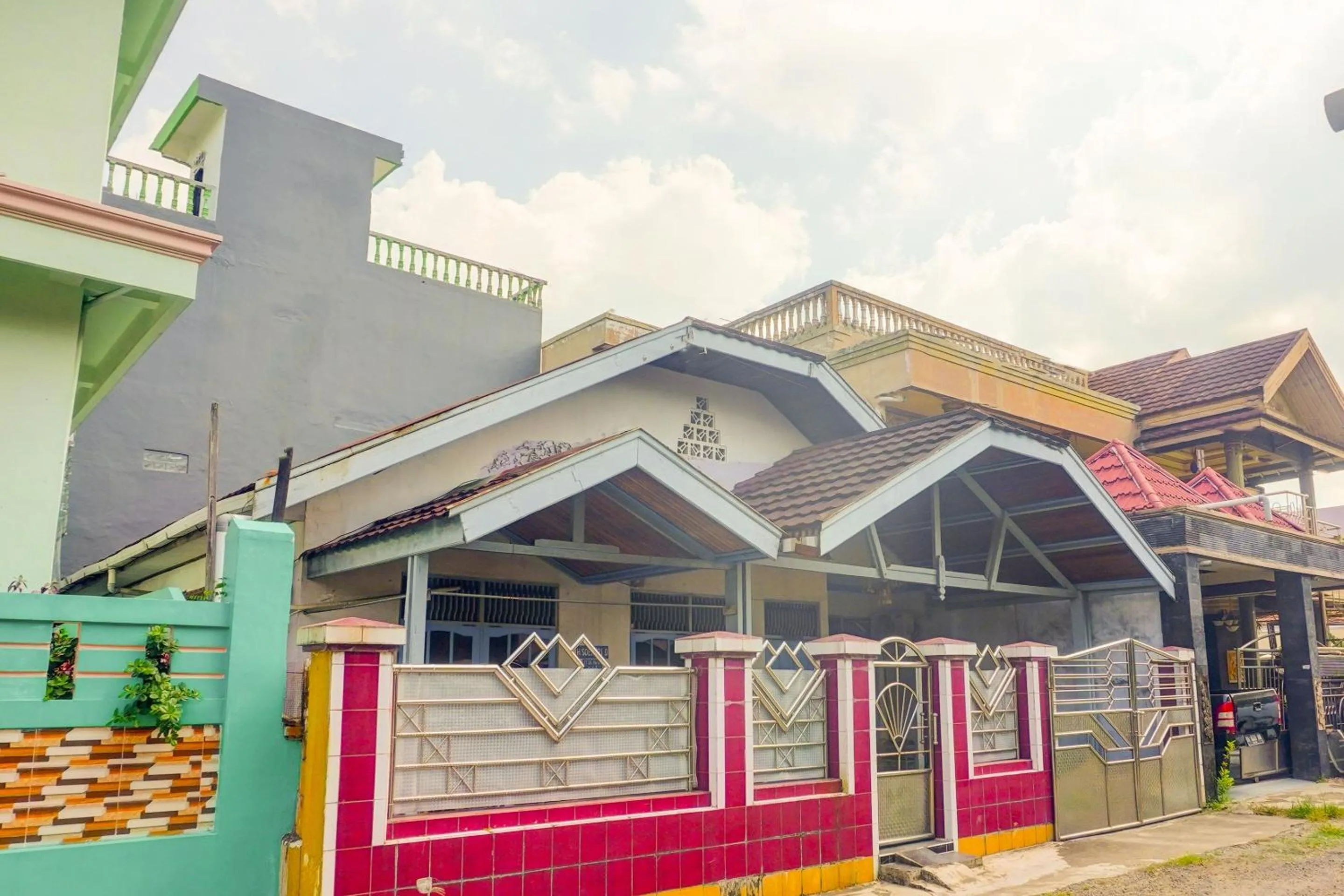 Facade/entrance in Hotel O Wisma Padi Syariah PanyipatanNearWisata Gunung Birah