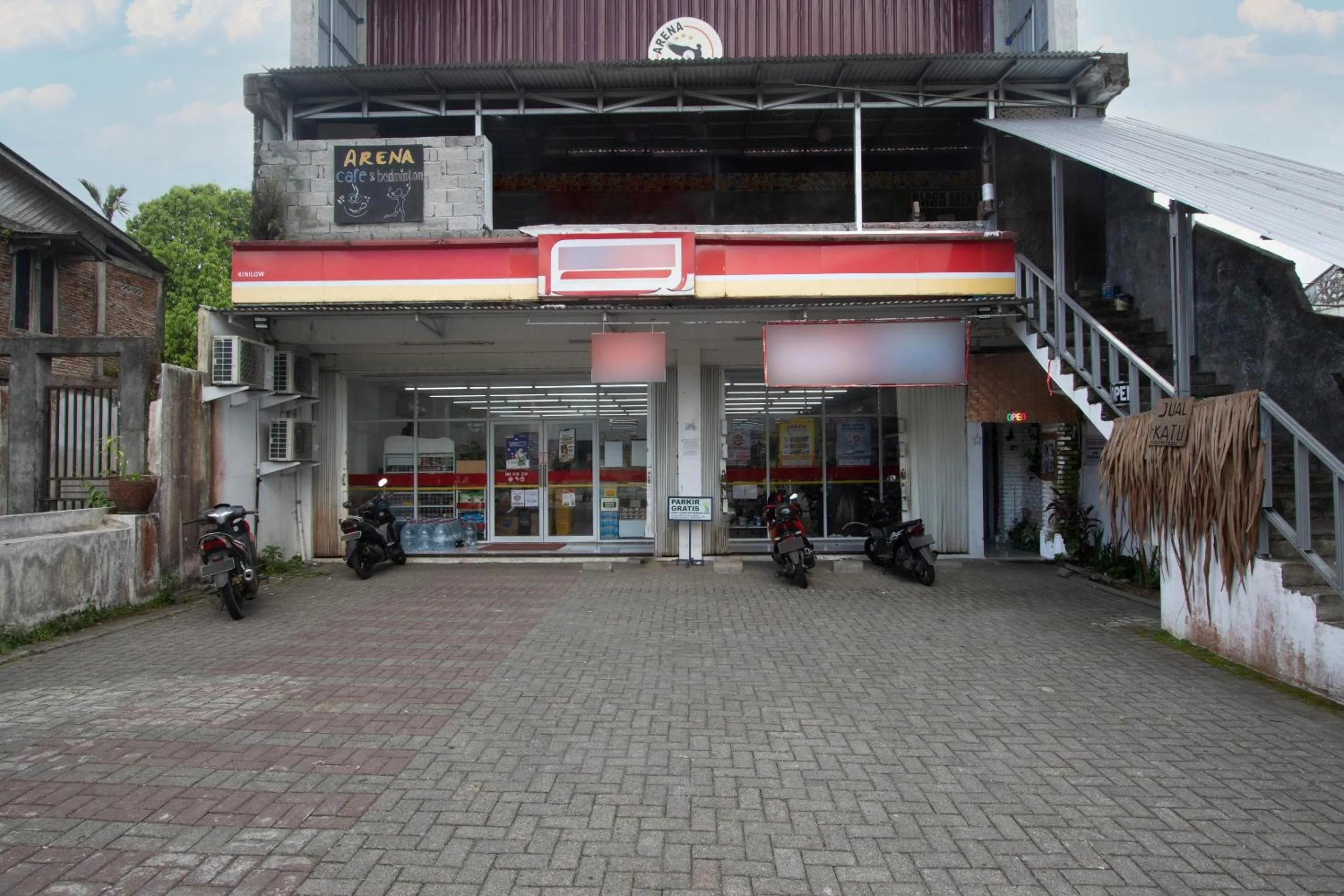 Facade/entrance in Hotel O Onong's Homestay Near Dodikjur Rindam XIII/Merdeka