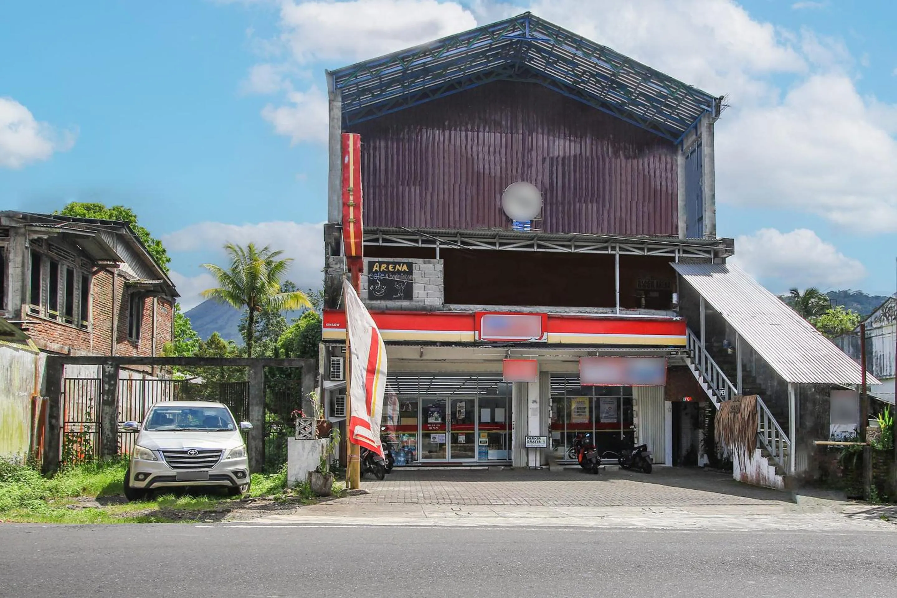 Facade/entrance in Hotel O Onong's Homestay Near Dodikjur Rindam XIII/Merdeka