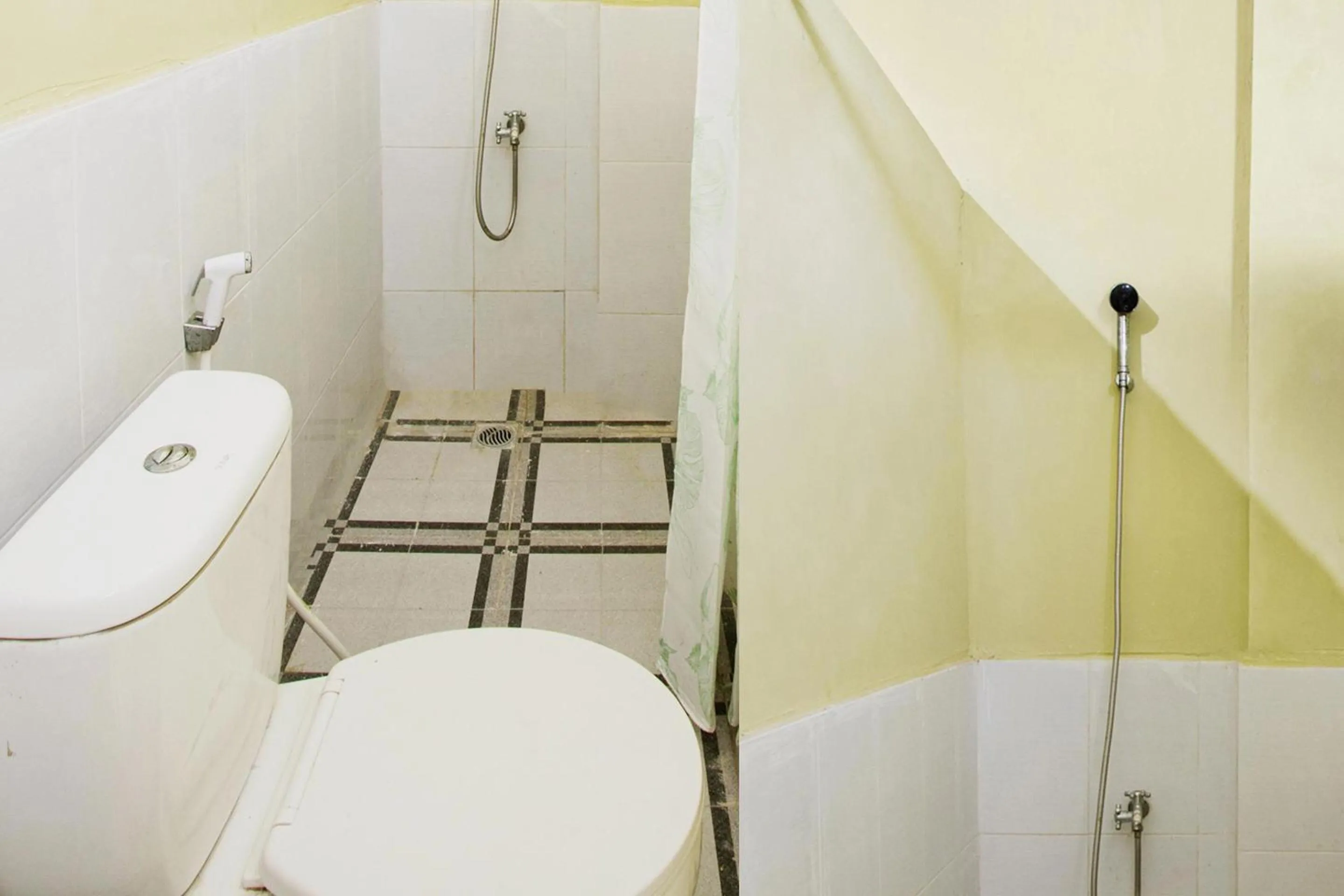 Bathroom in Hotel O Onong's Homestay Near Dodikjur Rindam XIII/Merdeka