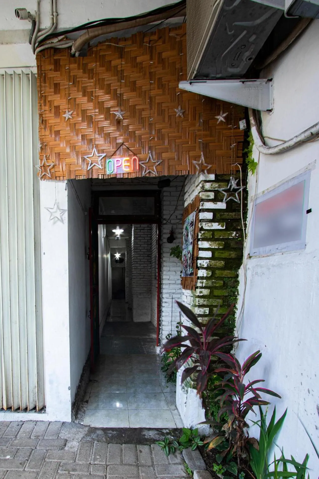 Facade/entrance in Hotel O Onong's Homestay Near Dodikjur Rindam XIII/Merdeka