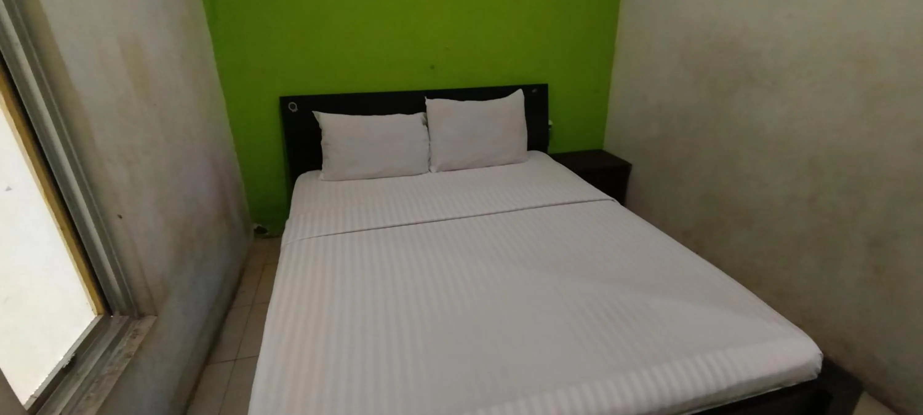Bedroom, Bed in Hotel O Wisma Parakita Syariah Near RS Faisal Patalasang