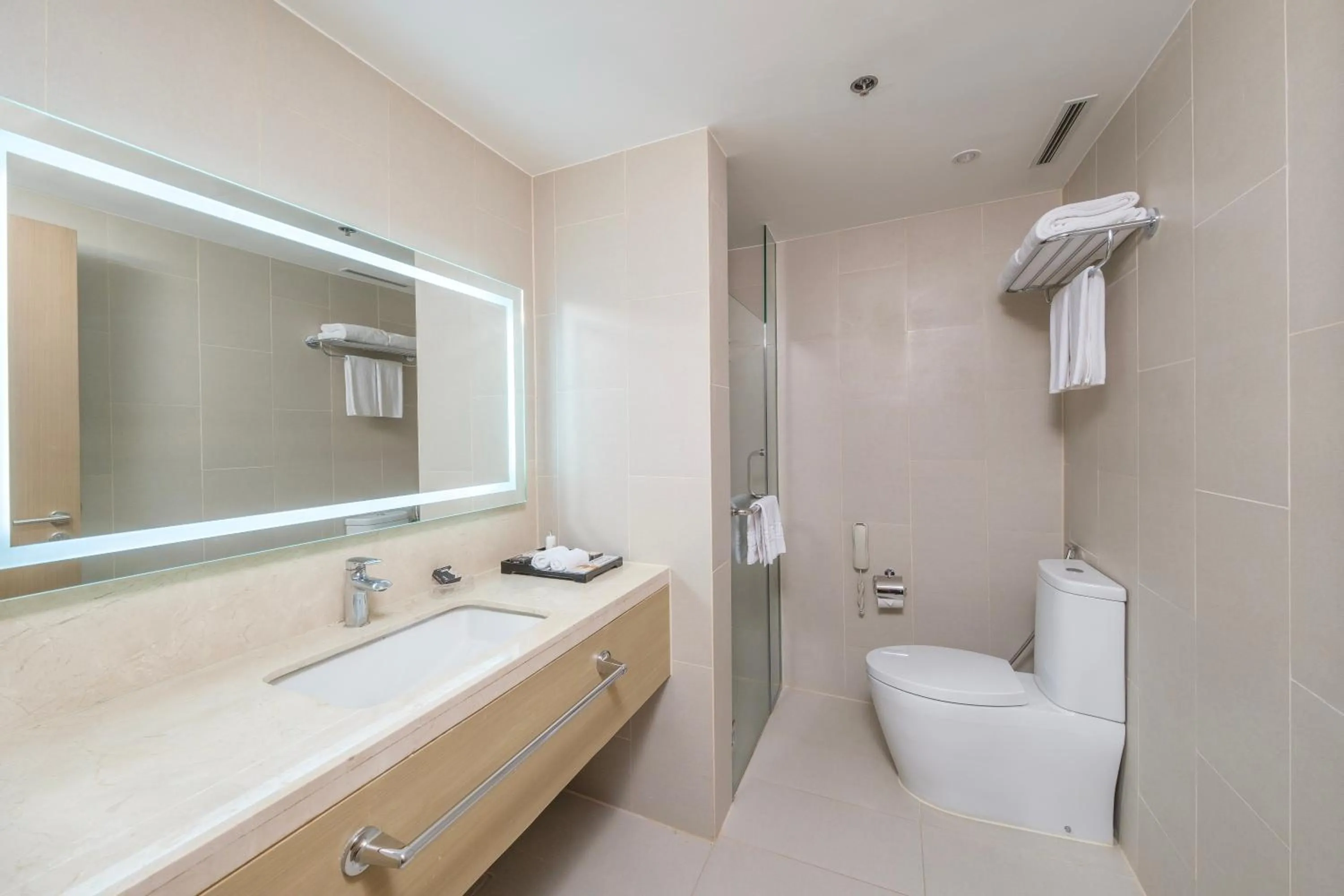 Shower in Seda Manila Bay