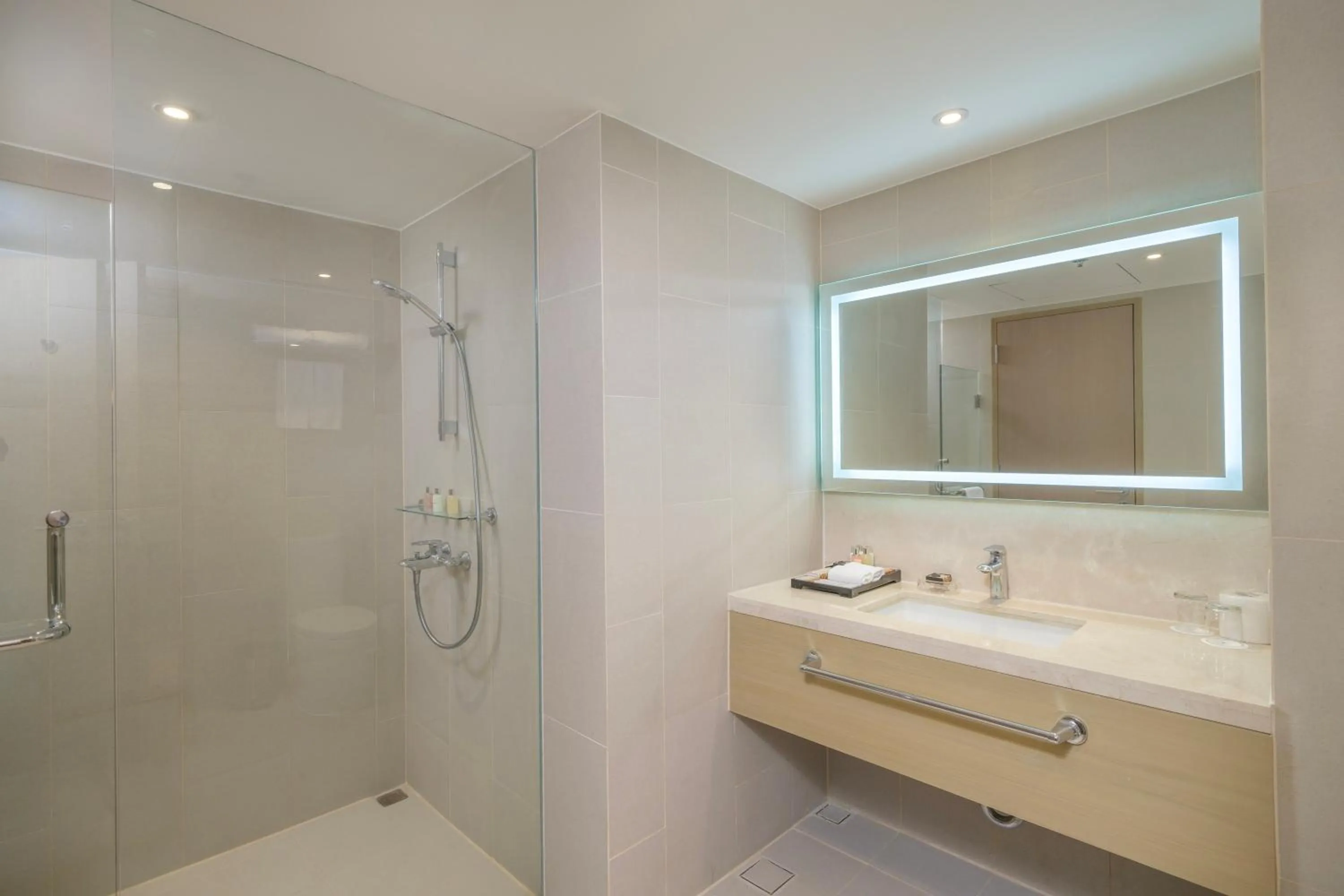 Shower in Seda Manila Bay