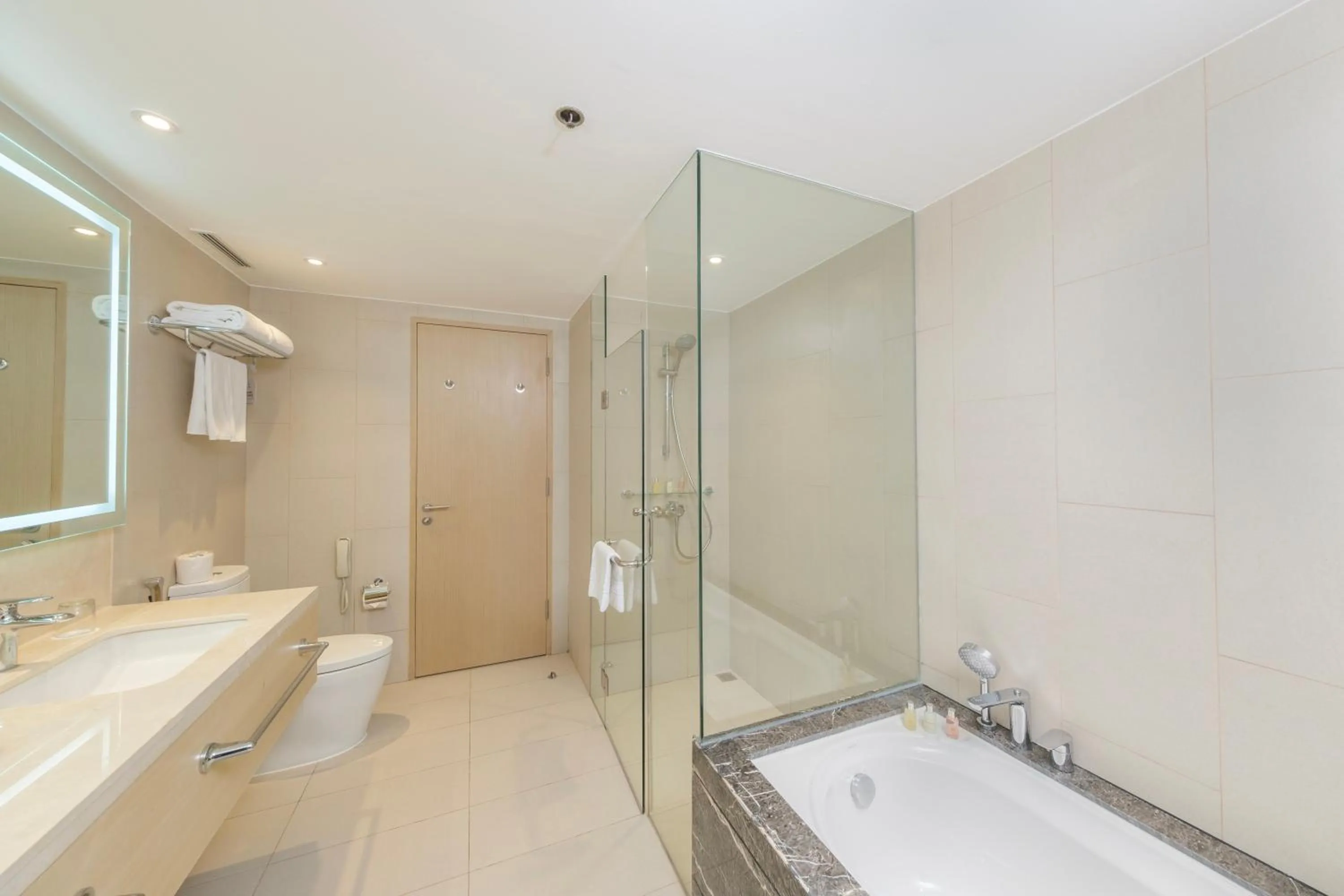 Shower in Seda Manila Bay