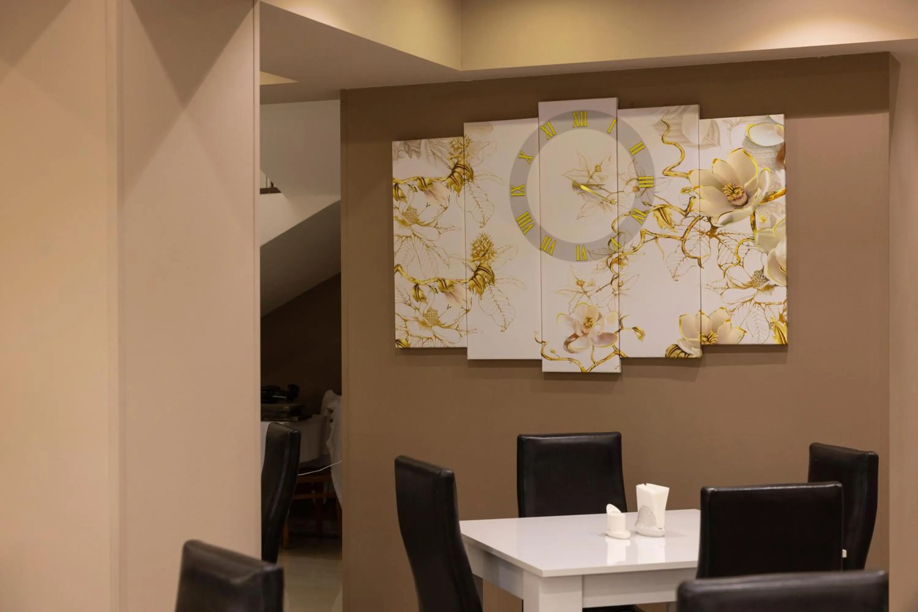 Restaurant/places to eat in Hotel Grand Palace