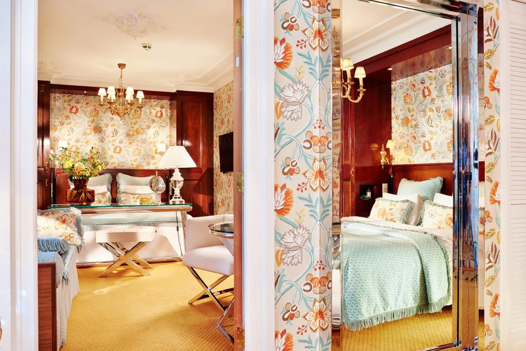 Property building, Bed in Hotel Estheréa