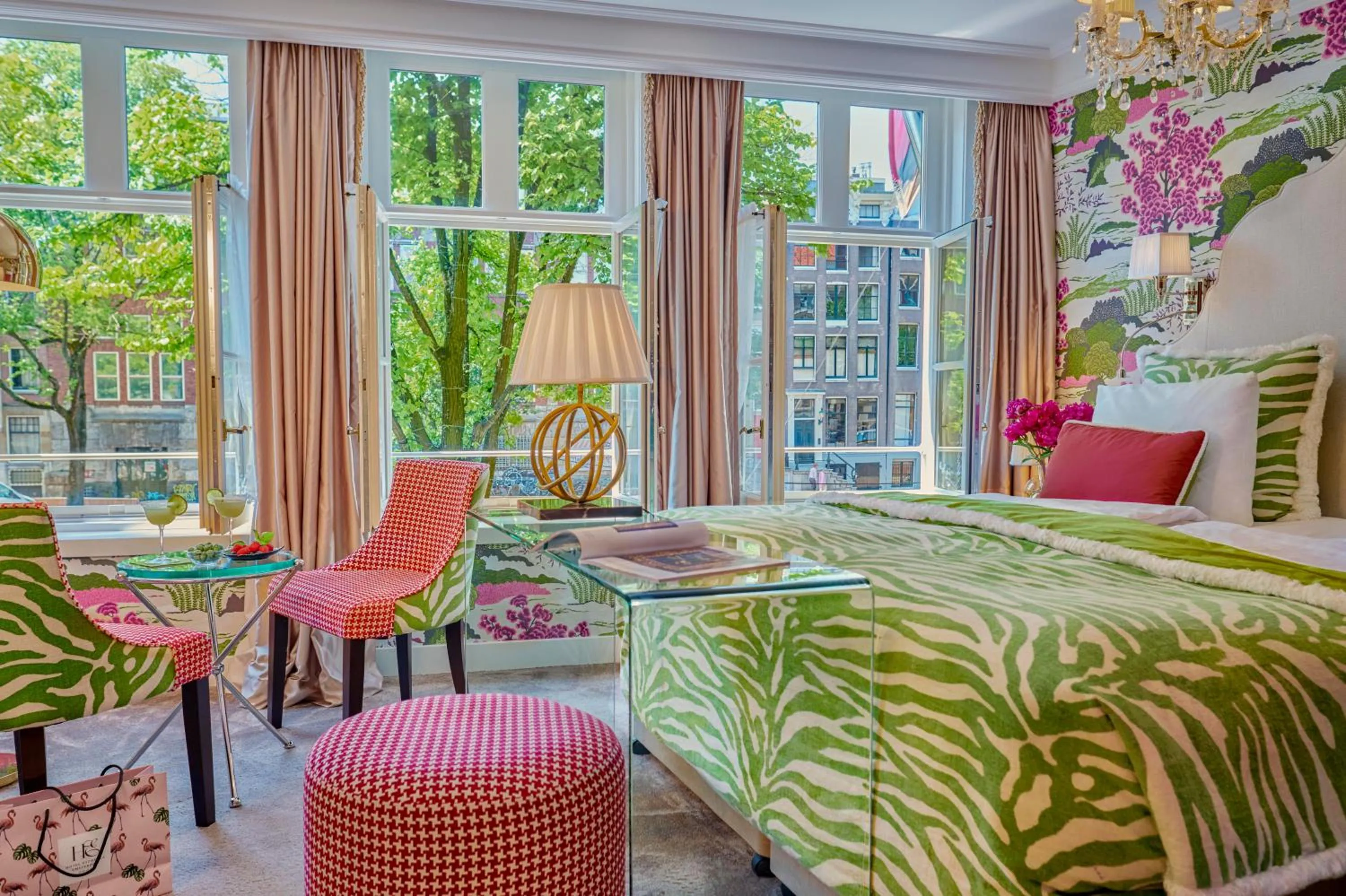 Property building, Bed in Hotel Estheréa