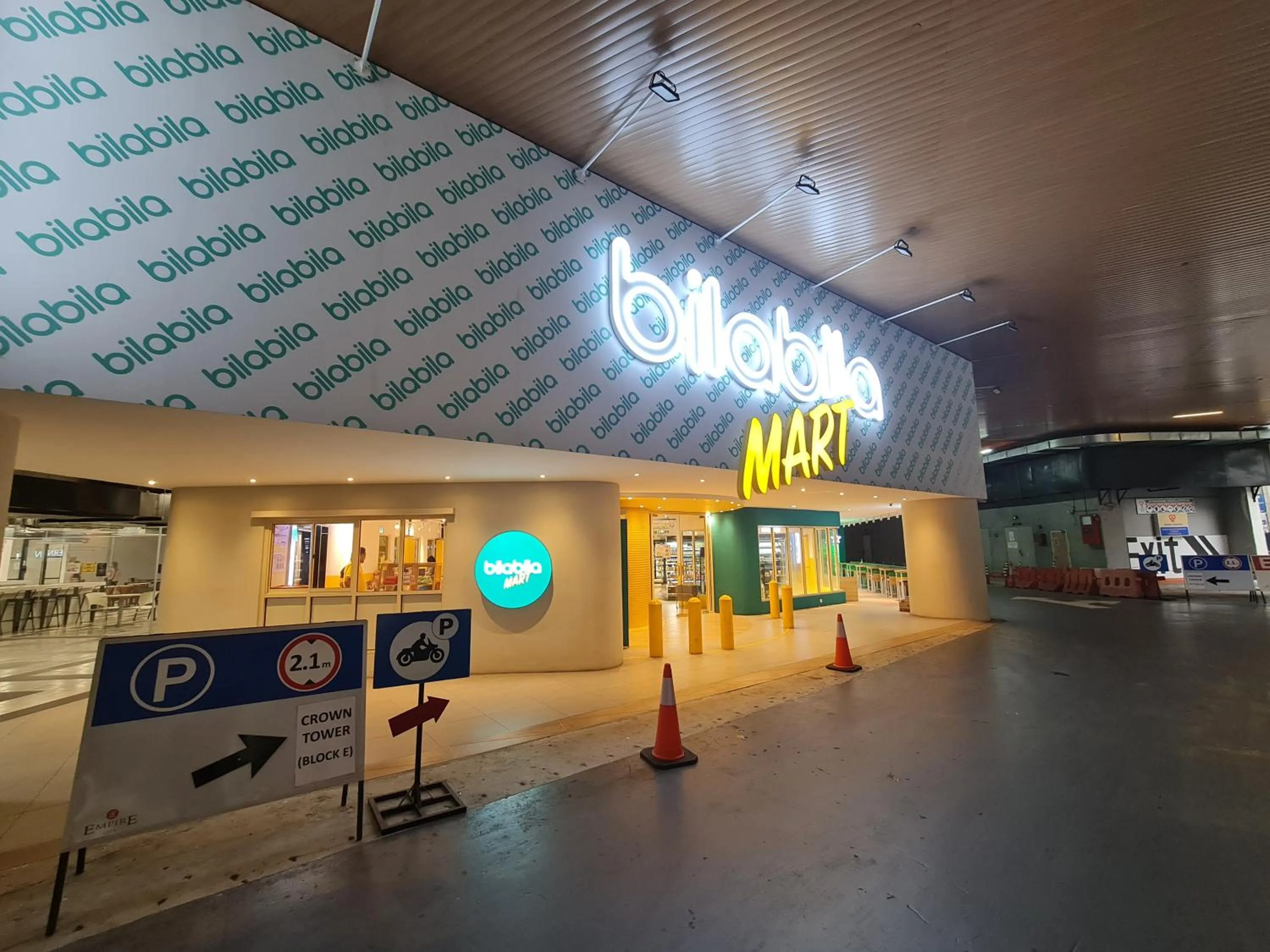 Supermarket/grocery shop in Empire City PJ Studio Suites by Manhattan Group