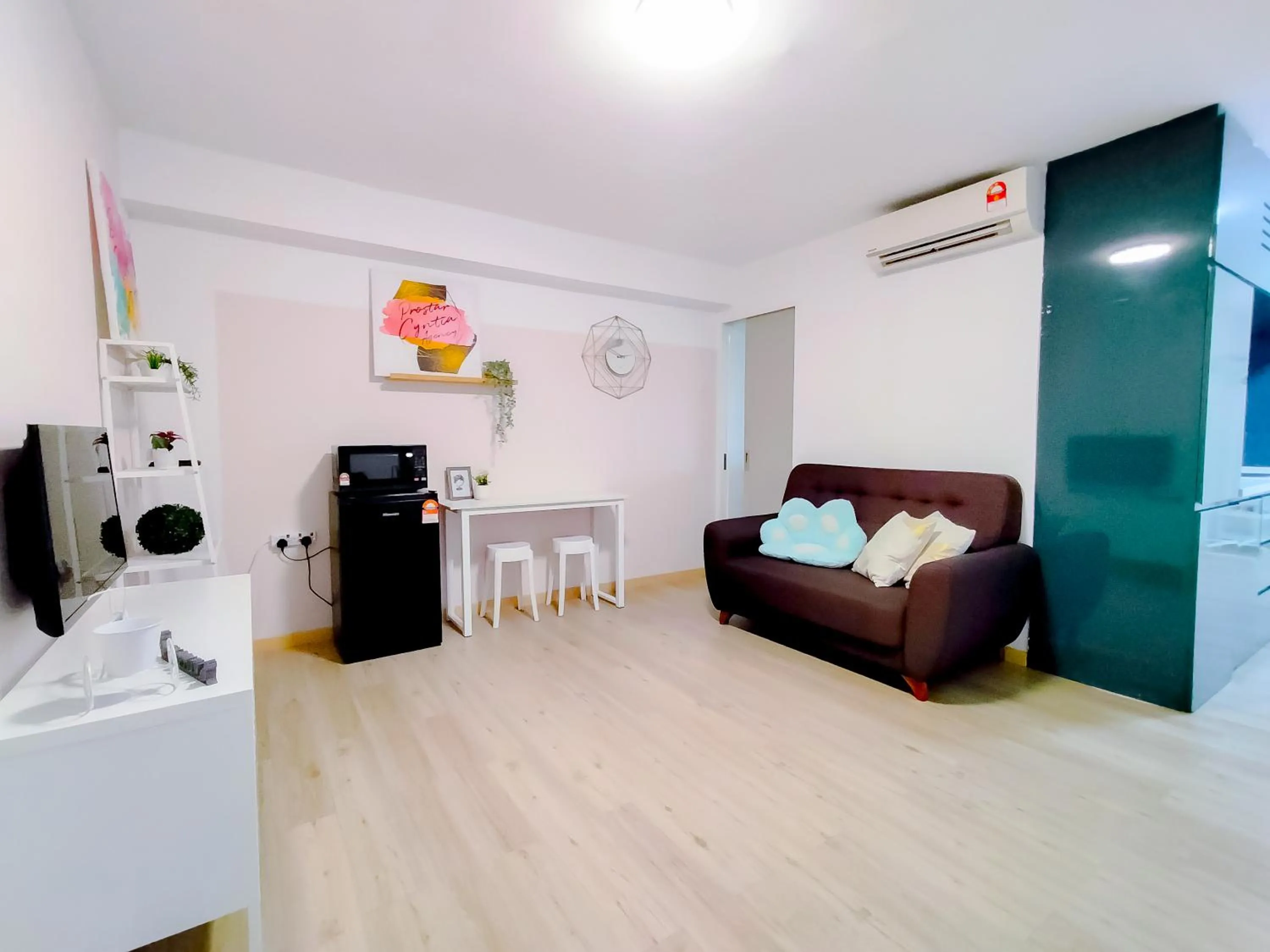 Living room in Empire City PJ Studio Suites by Manhattan Group