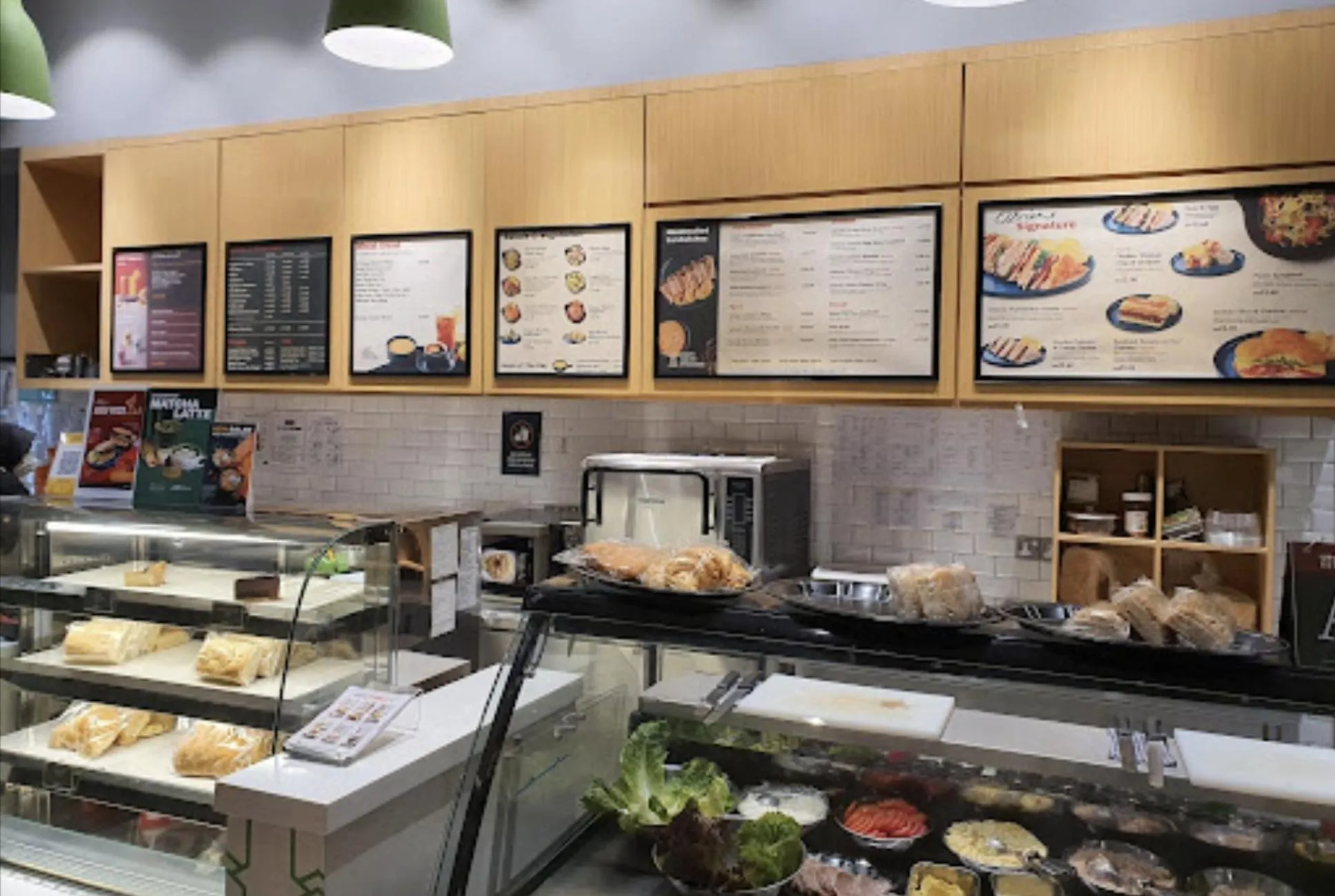 Restaurant/places to eat in Empire City PJ Studio Suites by Manhattan Group