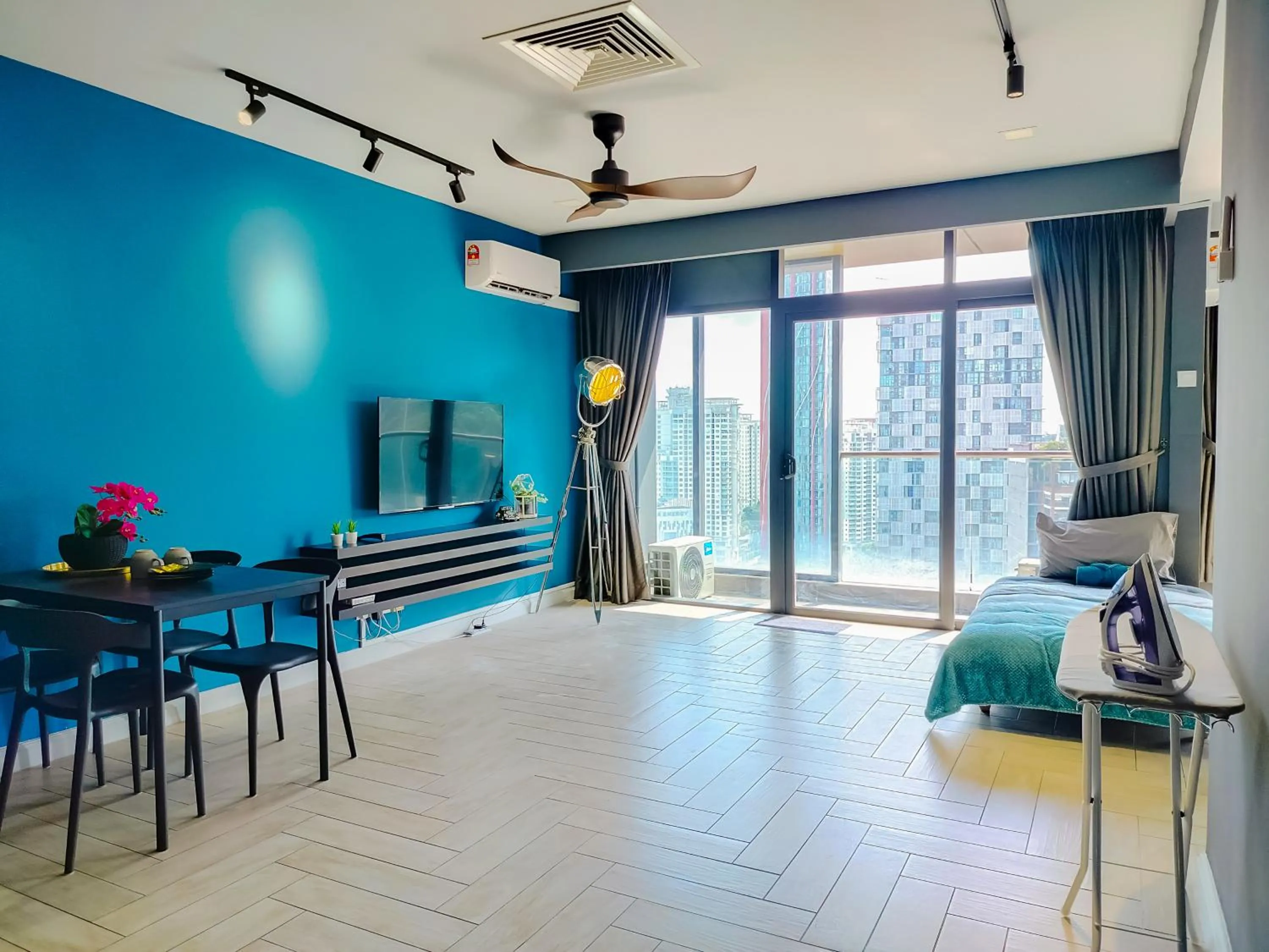 TV and multimedia in Empire City PJ Studio Suites by Manhattan Group