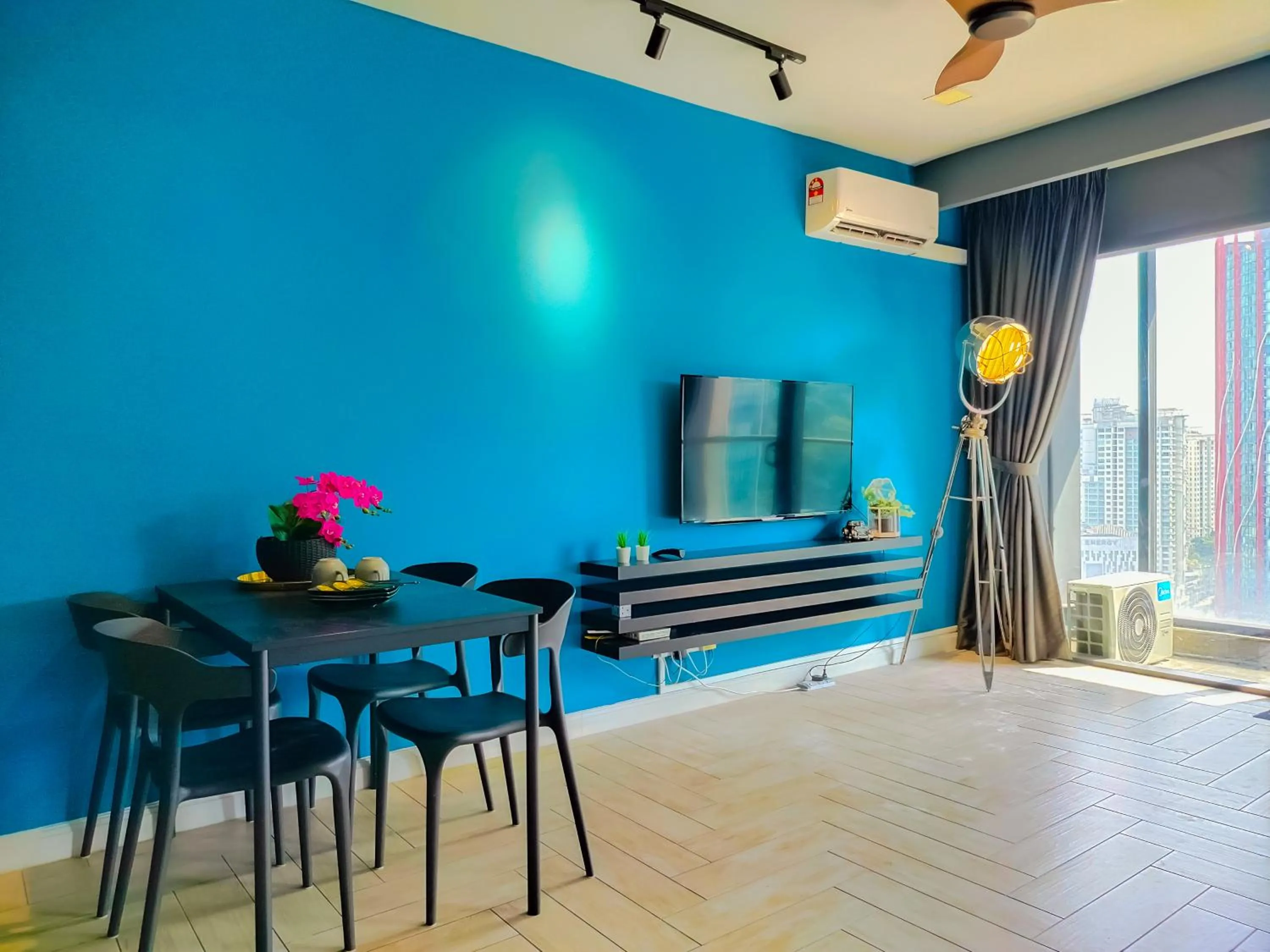 TV and multimedia in Empire City PJ Studio Suites by Manhattan Group