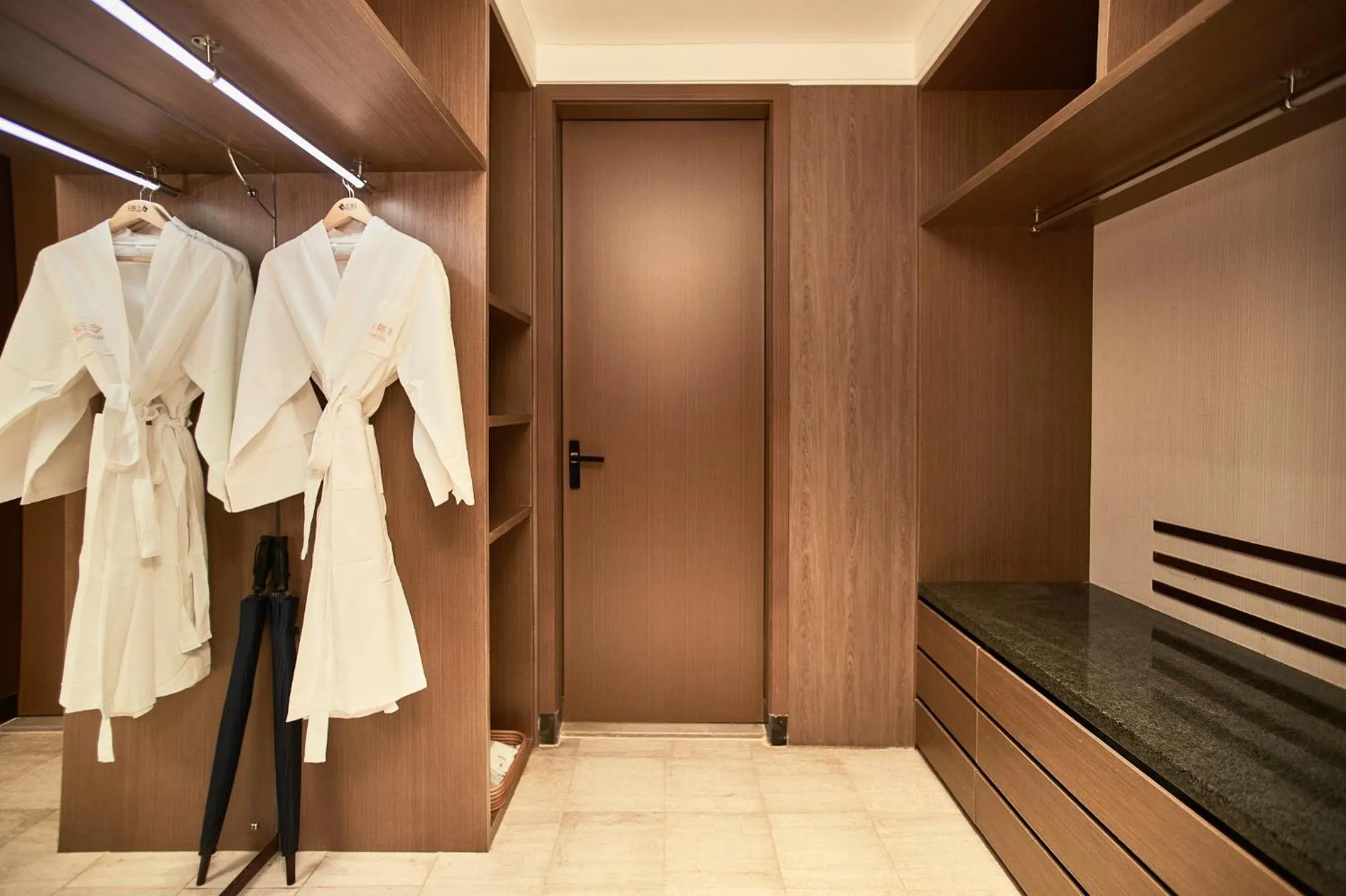 wardrobe in Harriway Garden Hotel Houjie