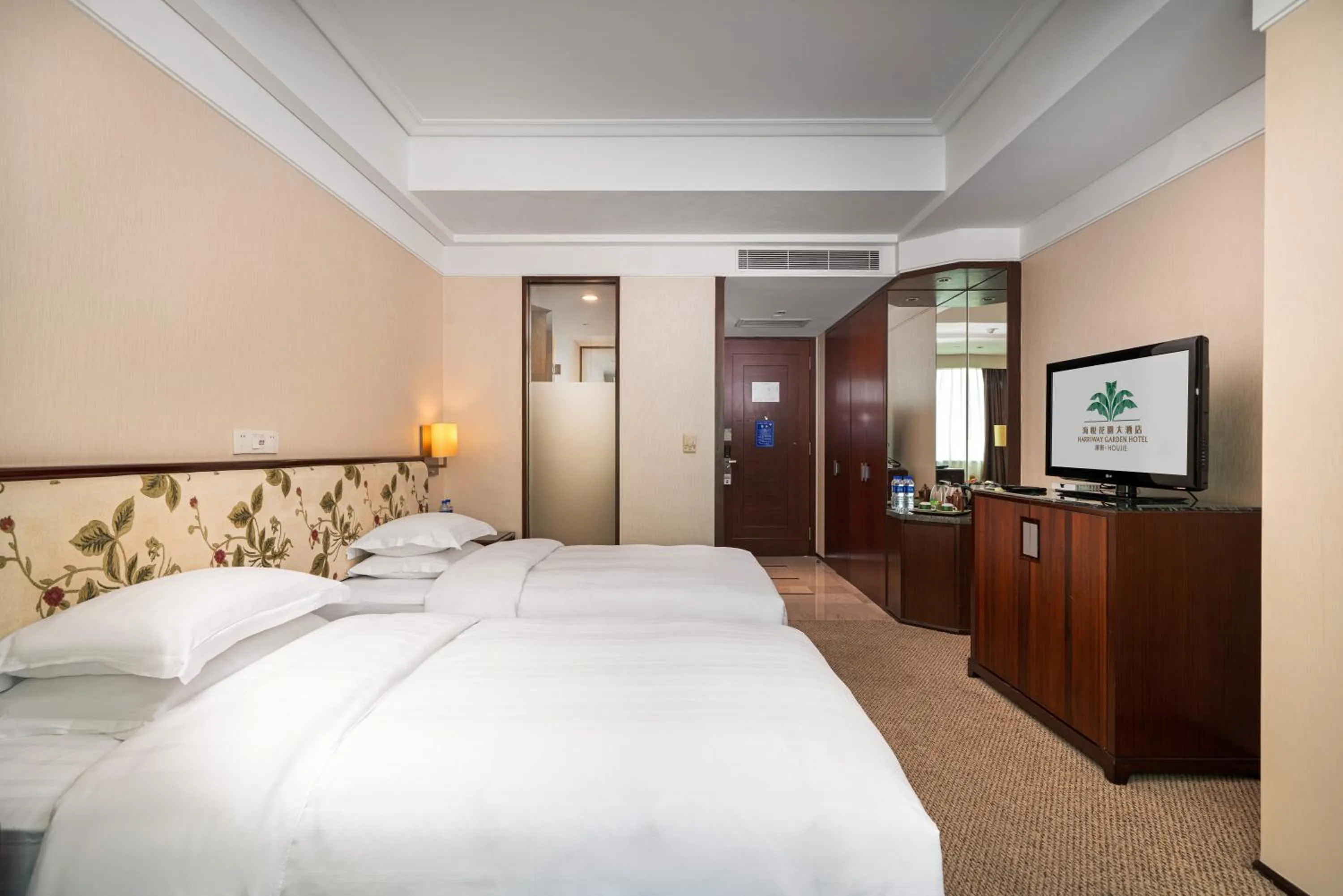 Photo of the whole room, Bed in Harriway Garden Hotel Houjie