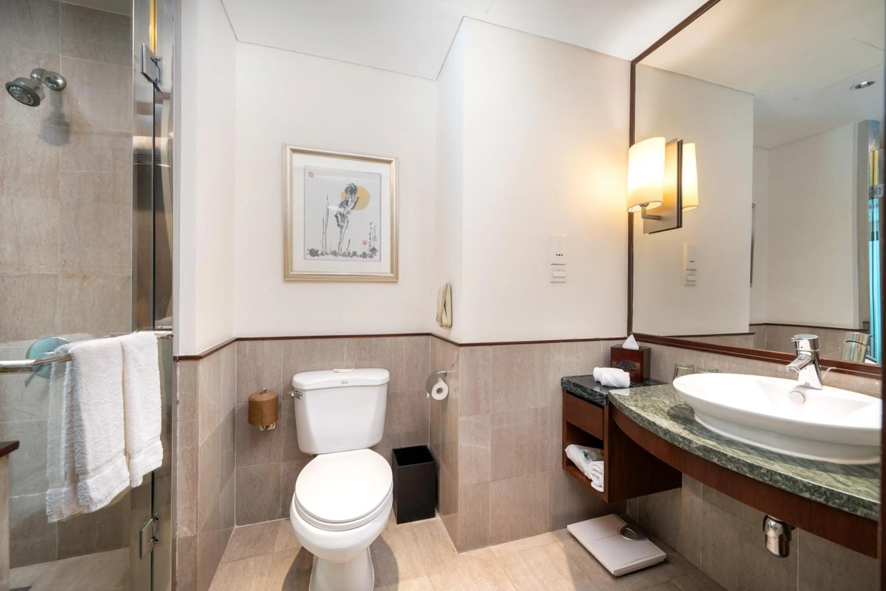 Toilet in Harriway Garden Hotel Houjie