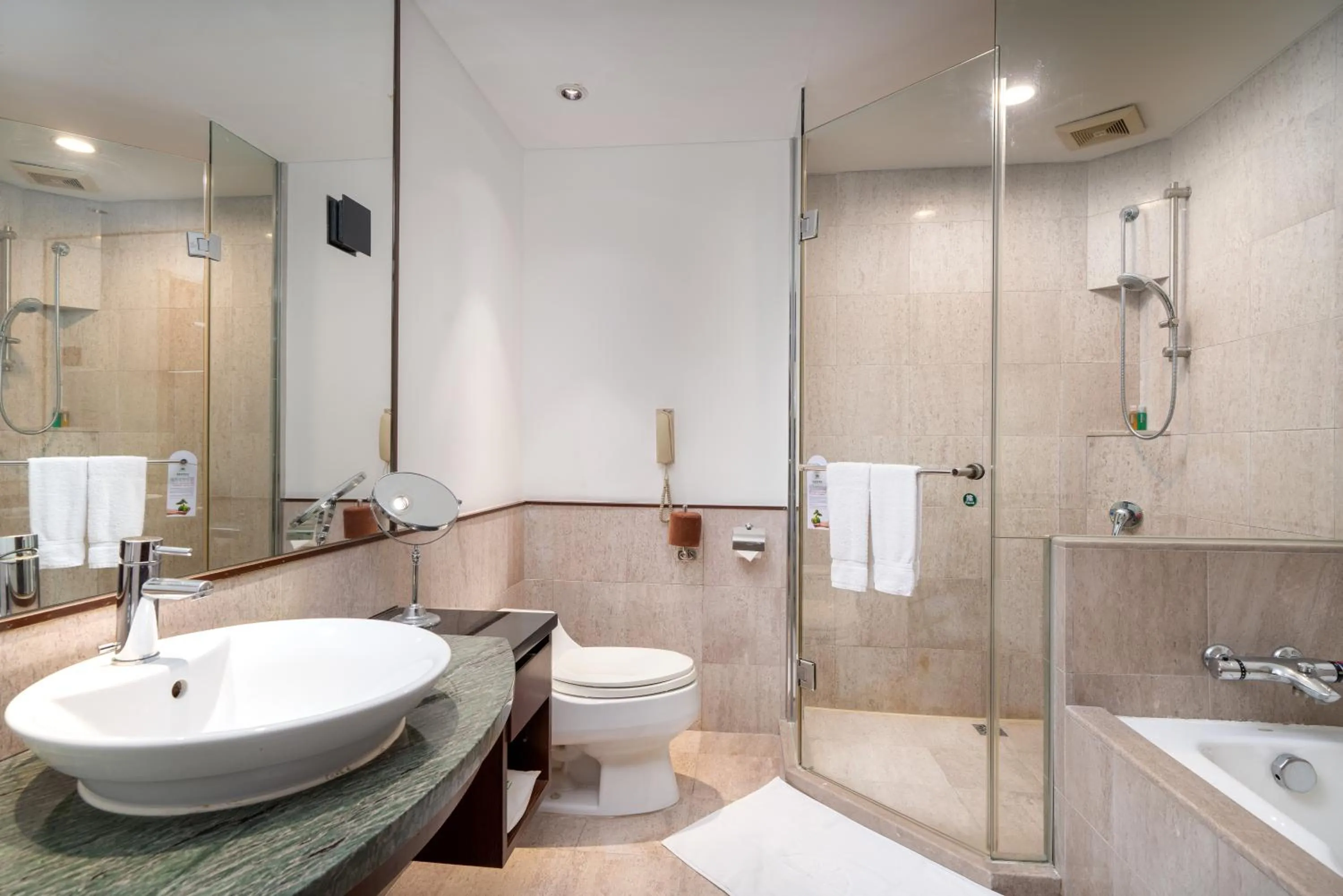 Toilet in Harriway Garden Hotel Houjie