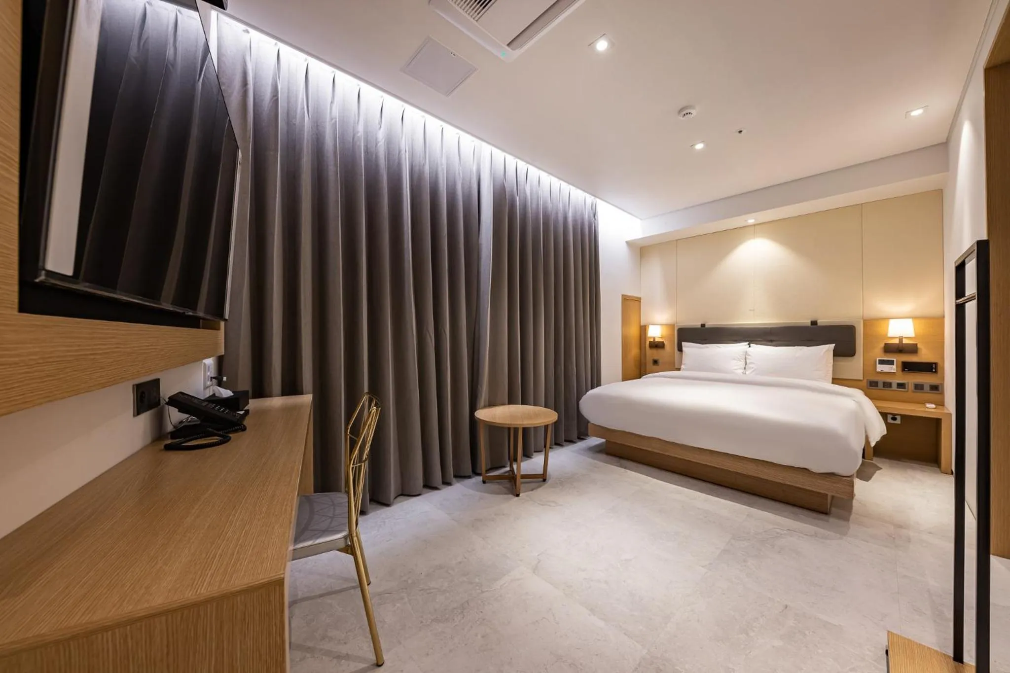 Bed in Masan Daisy Hotel