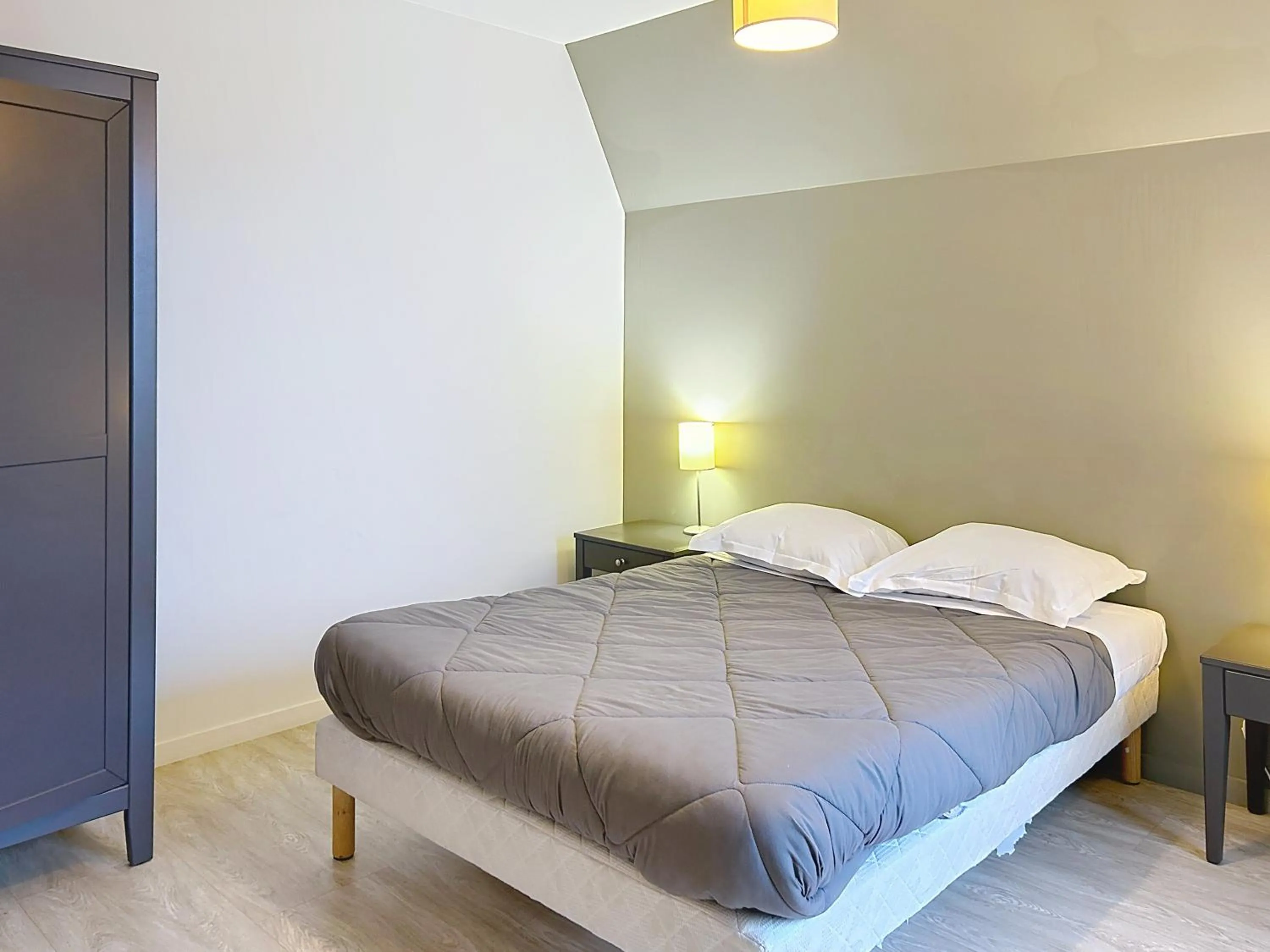 Bedroom, Bed in Terres de France - Appart Hôtel Rouen Flaubert