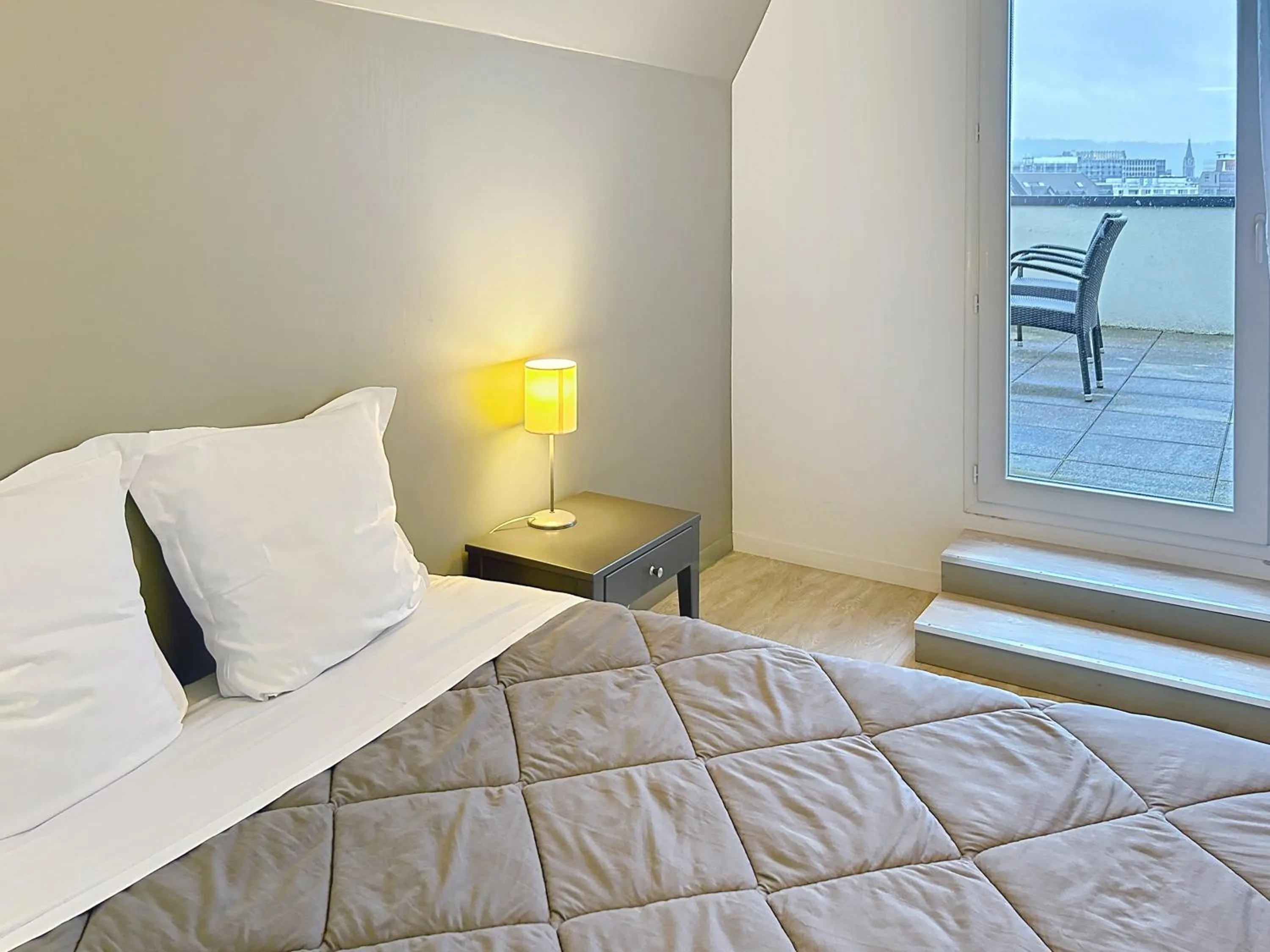 Bedroom, Bed in Terres de France - Appart Hôtel Rouen Flaubert