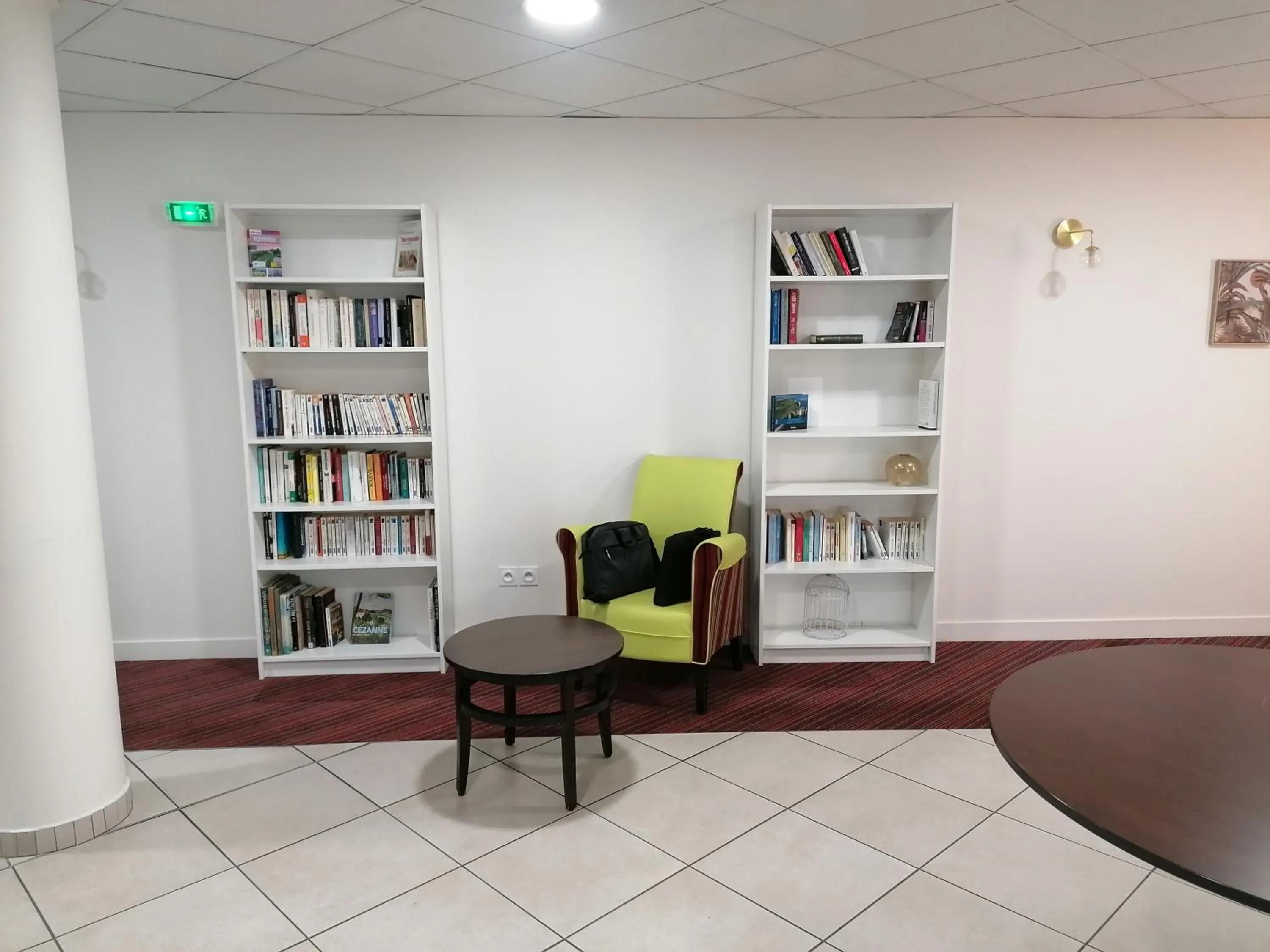 Library in Terres de France - Appart Hôtel Rouen Flaubert