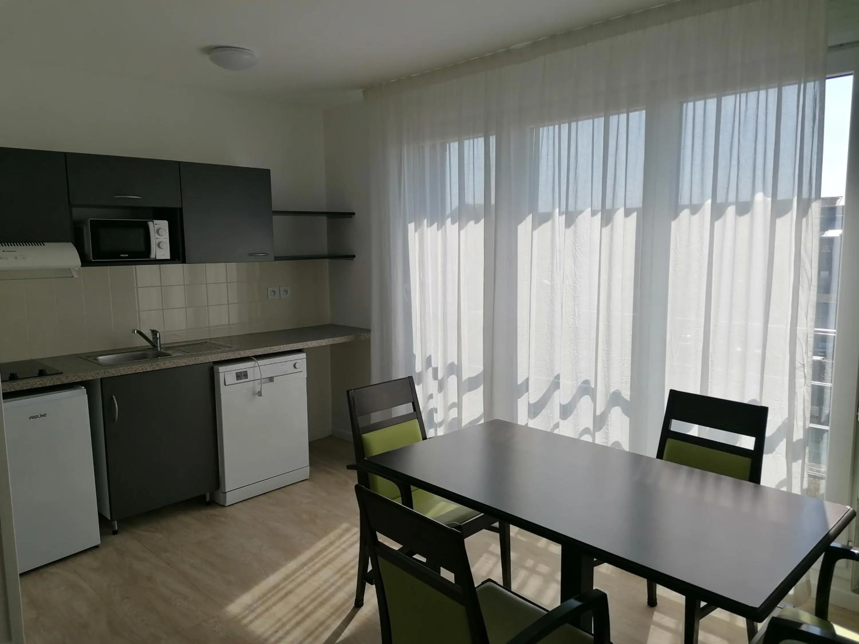 Kitchen or kitchenette in Terres de France - Appart Hôtel Rouen Flaubert