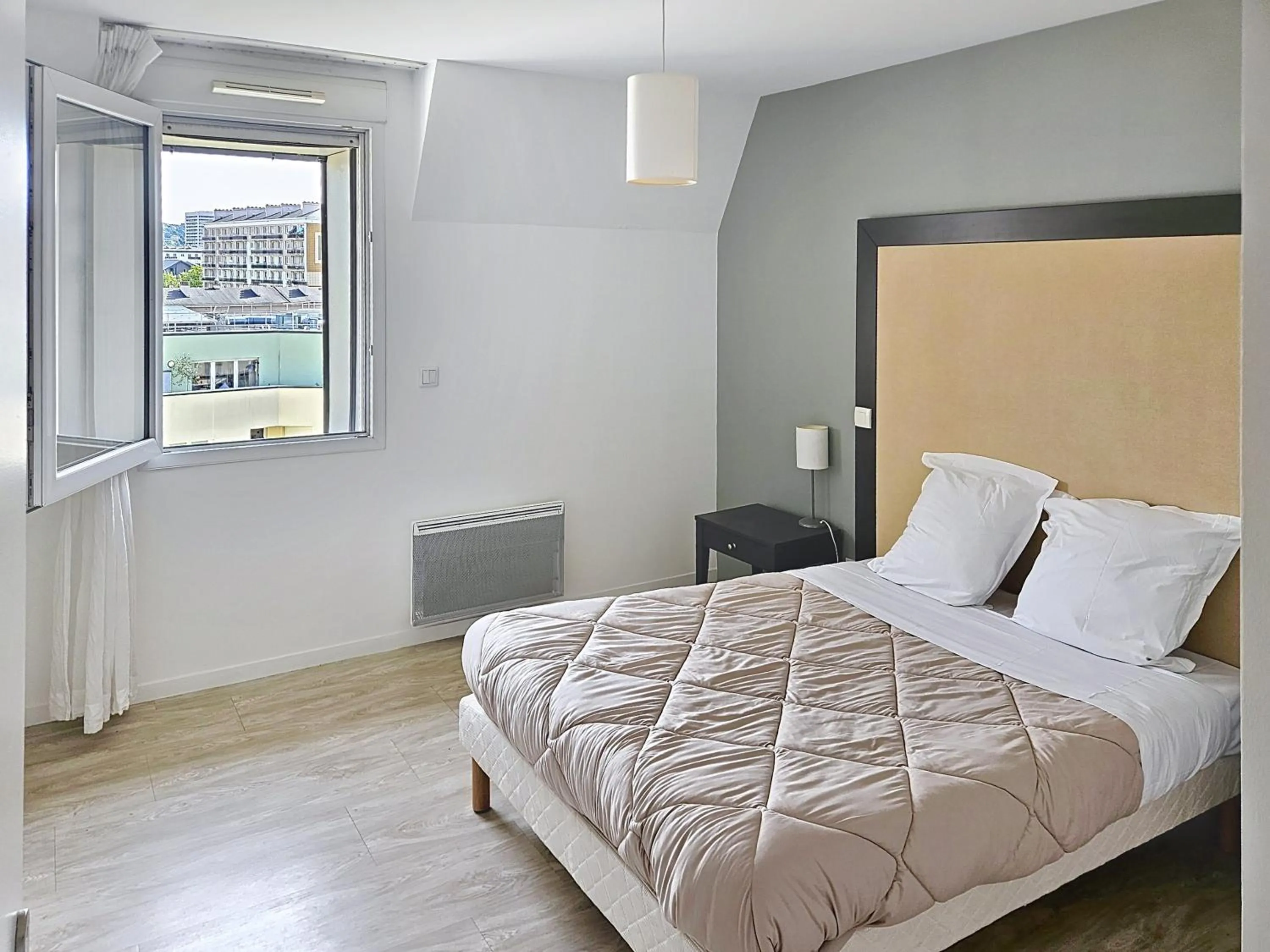 Bedroom, Bed in Terres de France - Appart Hôtel Rouen Flaubert