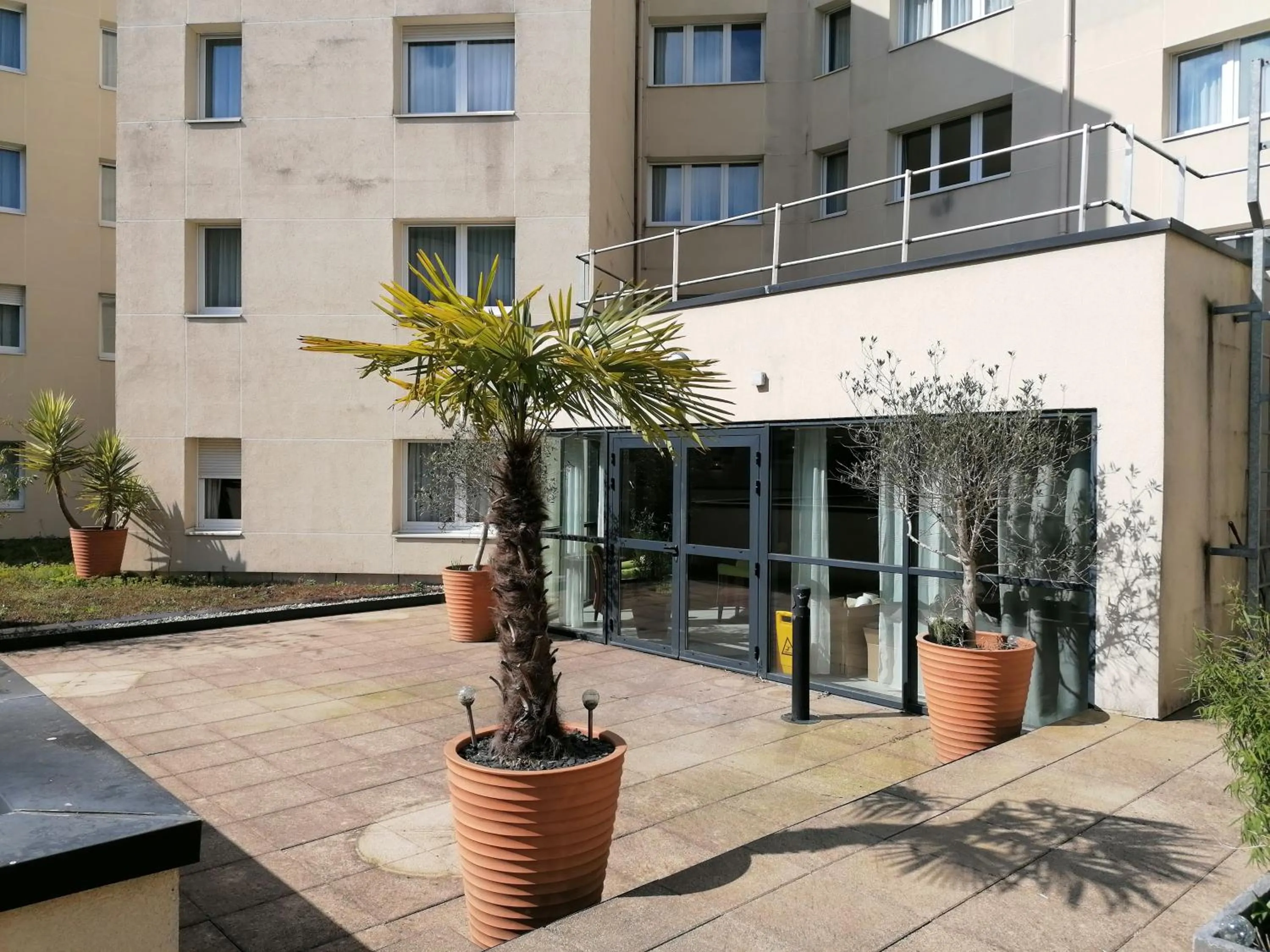 Patio in Terres de France - Appart Hôtel Rouen Flaubert