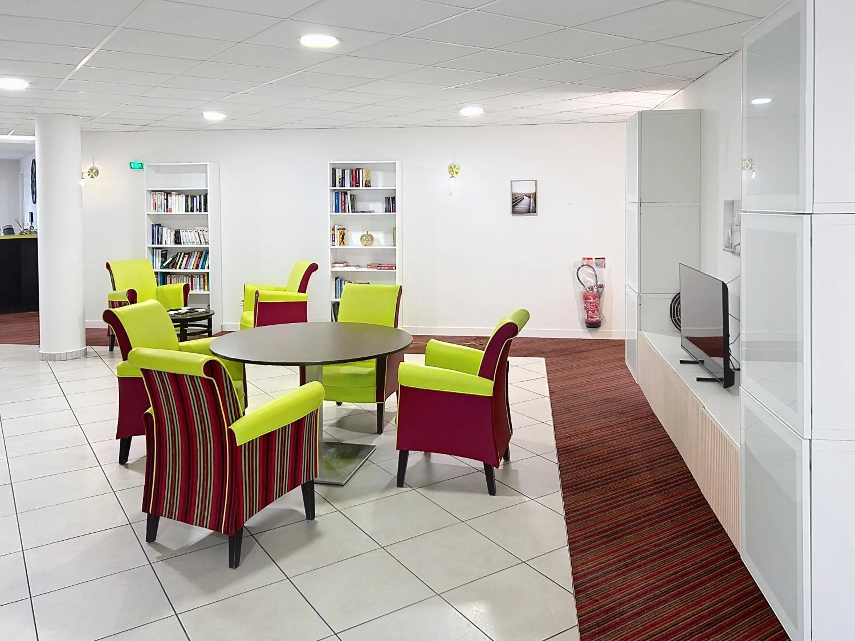 Communal lounge/ TV room in Terres de France - Appart Hôtel Rouen Flaubert