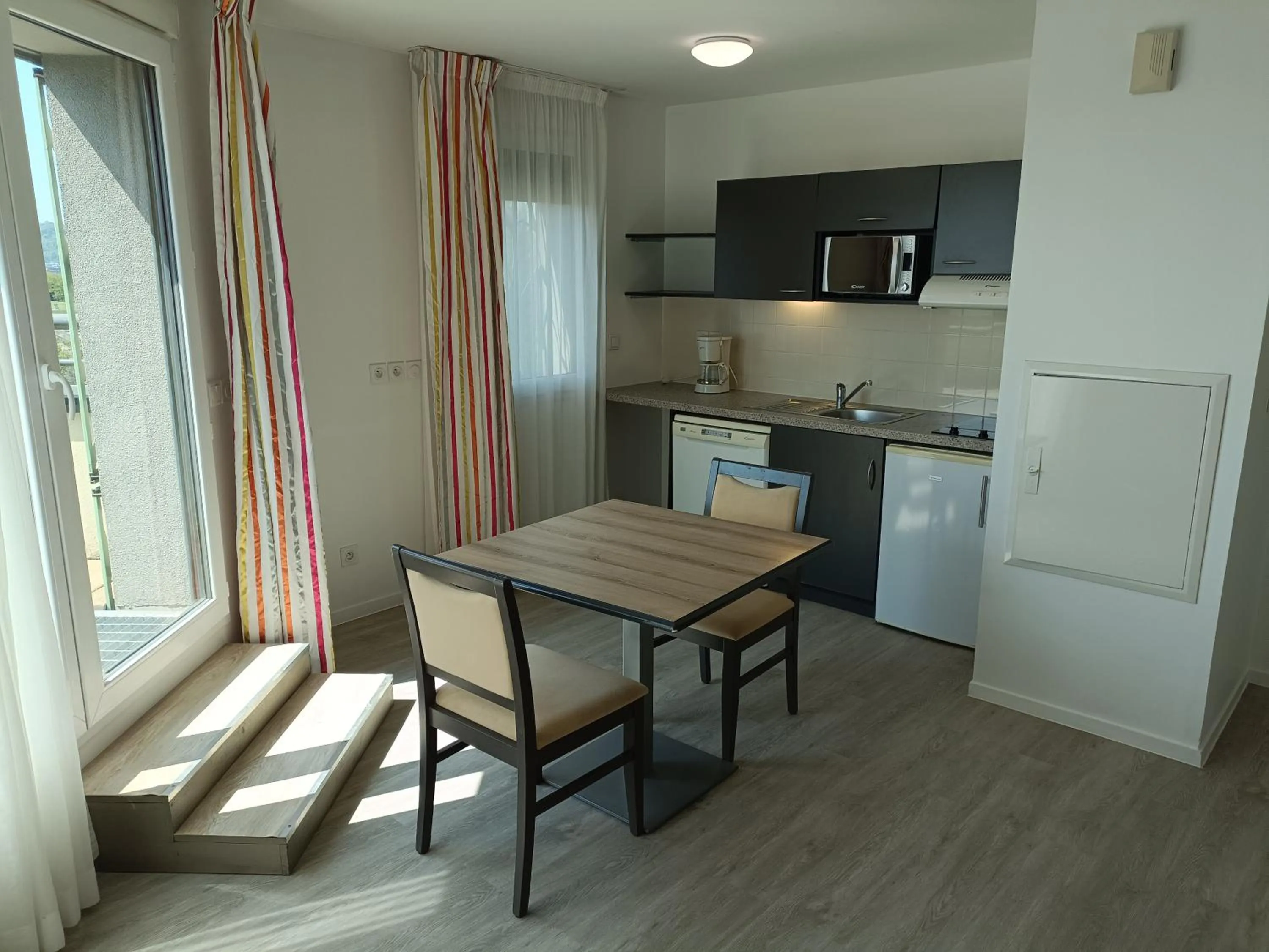 Kitchen or kitchenette in Terres de France - Appart Hôtel Rouen Flaubert