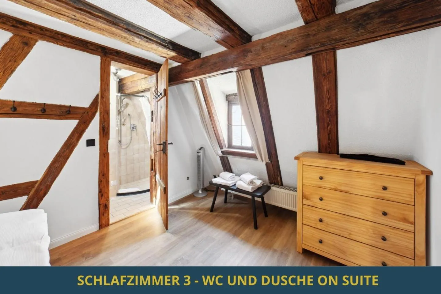 Bedroom in SandAPART34 - 4 tolle FeWos von 1-9 Pers mitten in der Altstadt