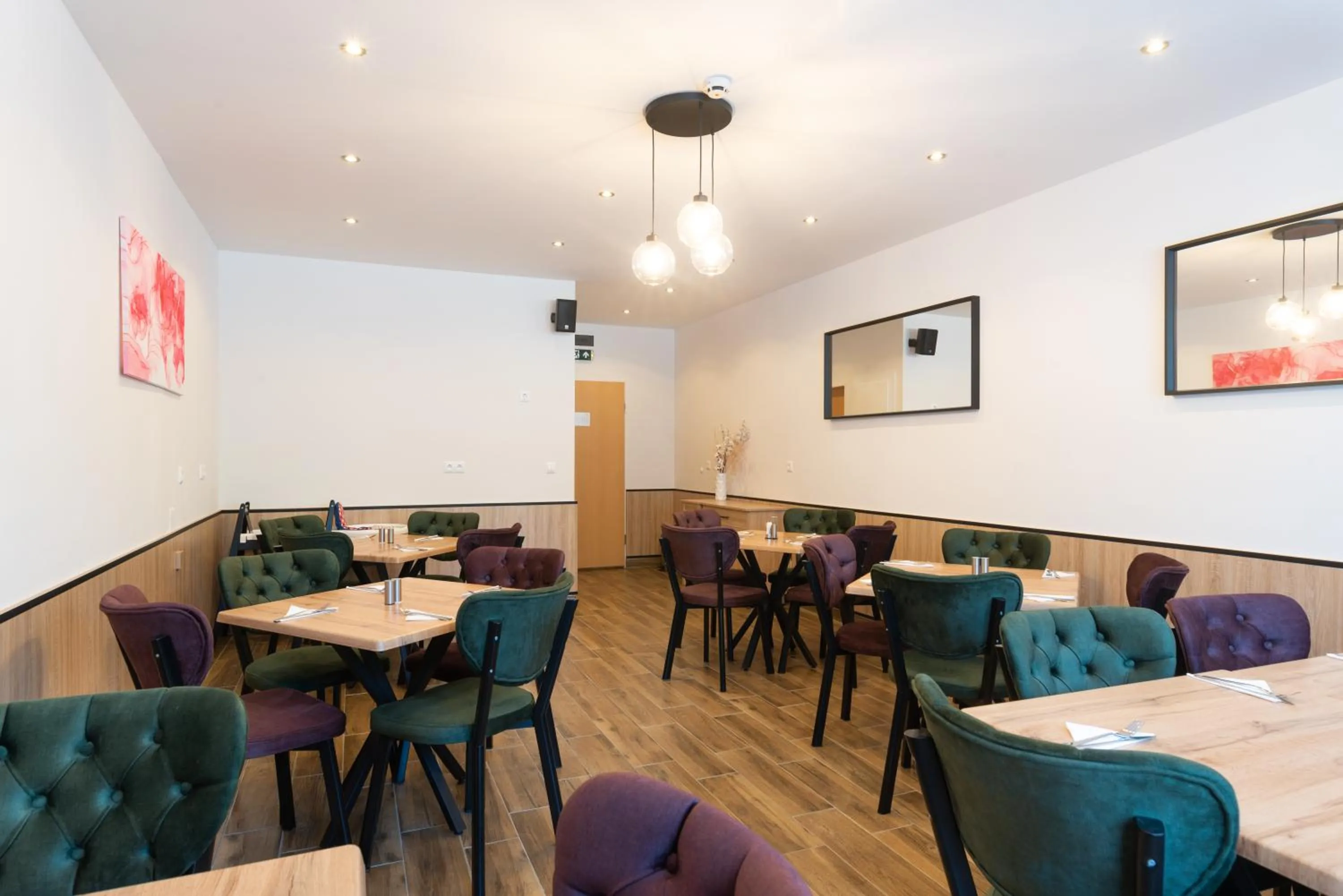 Restaurant/places to eat in Holdvirág Hotel