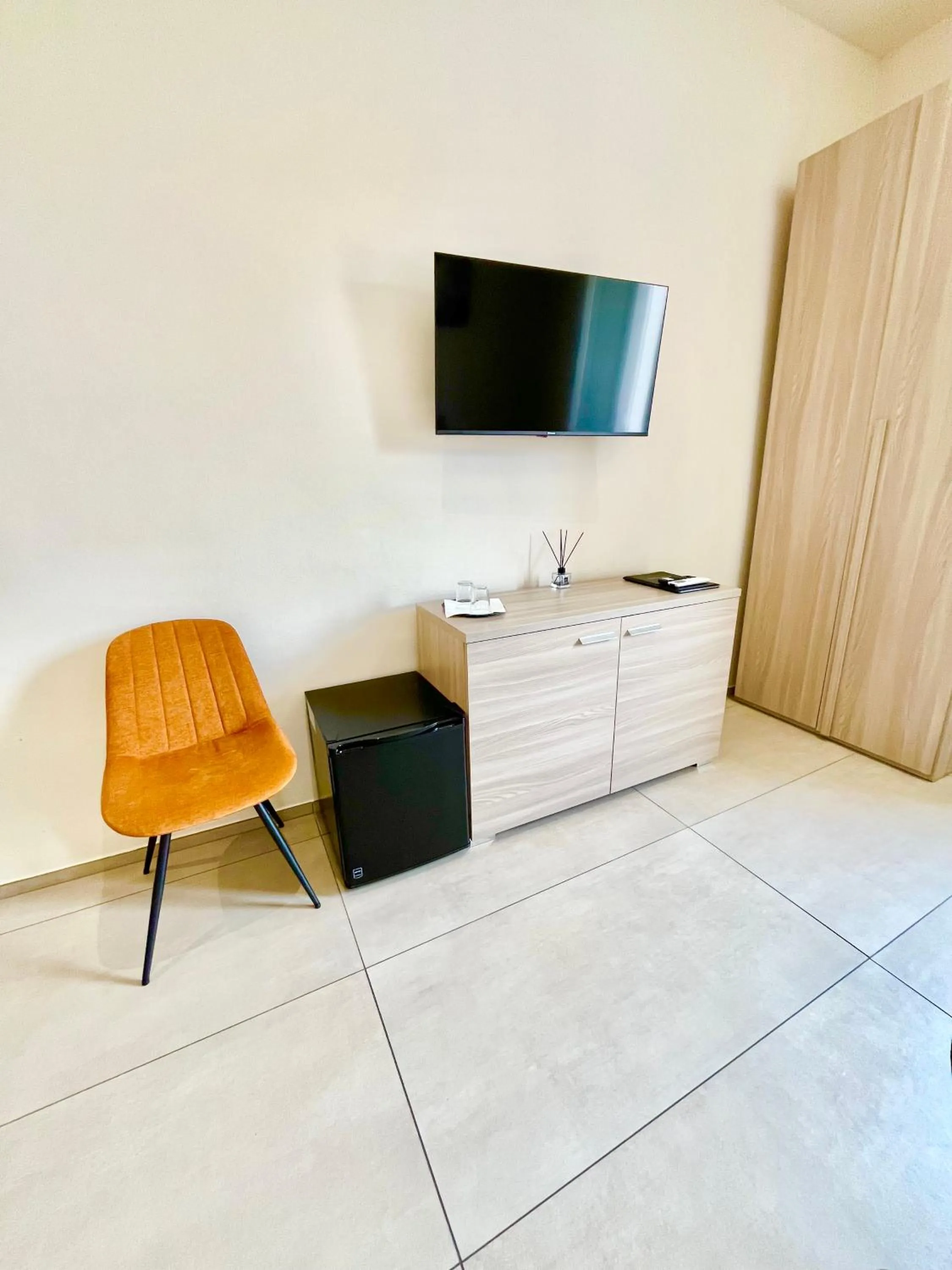 Restaurant/places to eat in The Bricks B&B Free Parking