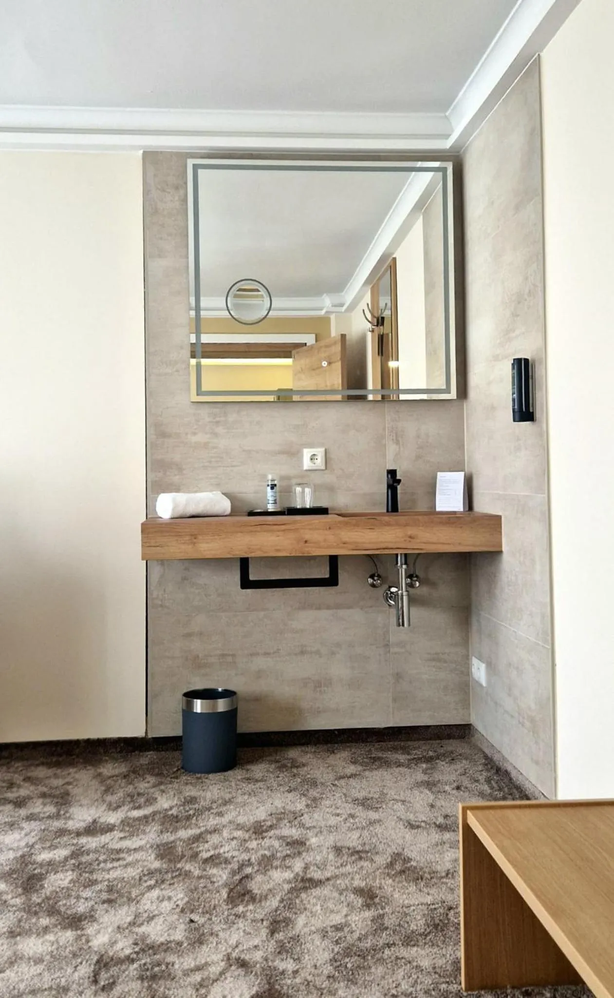 Photo of the whole room in Hotel Rhin Inn