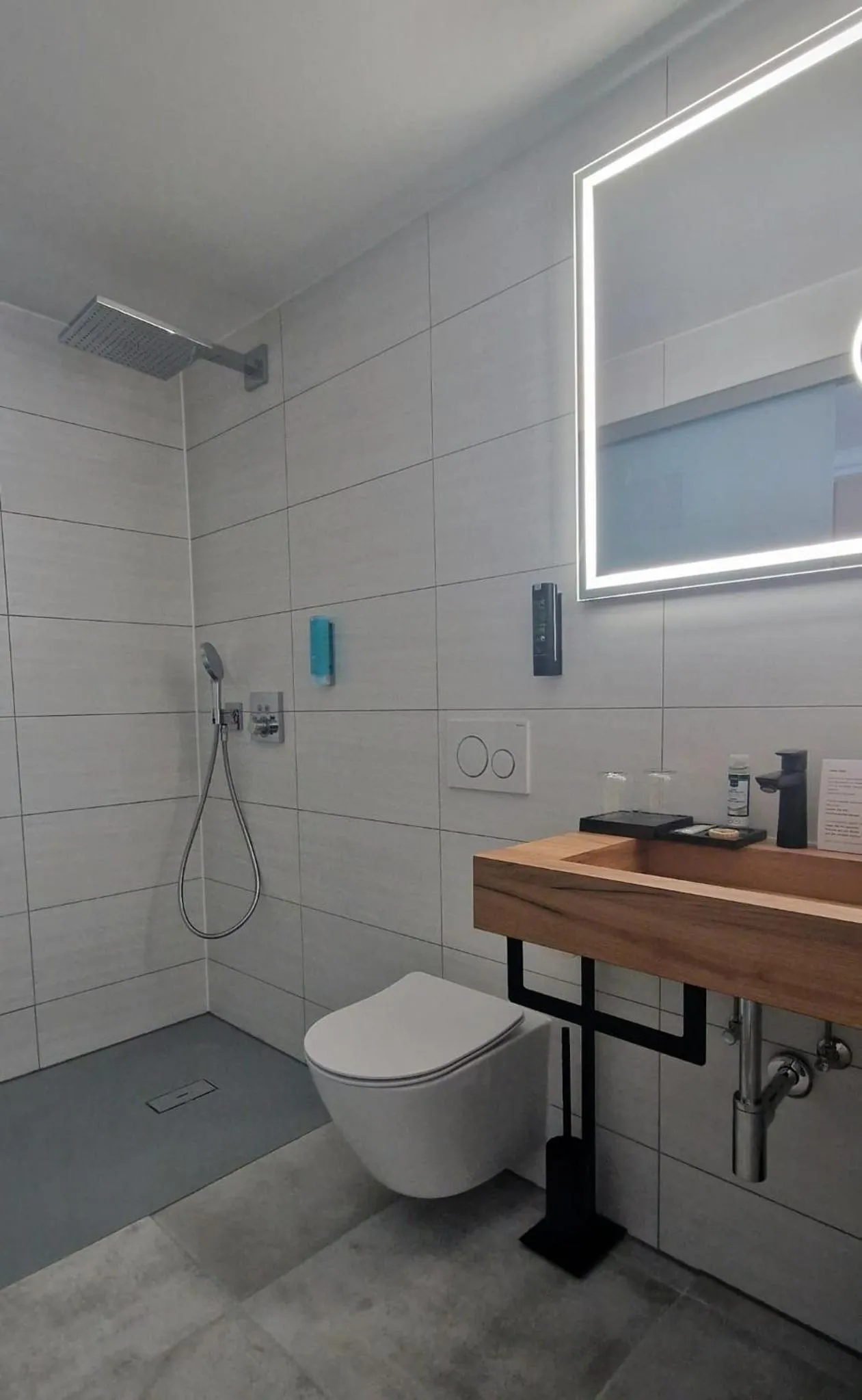 Shower in Hotel Rhin Inn