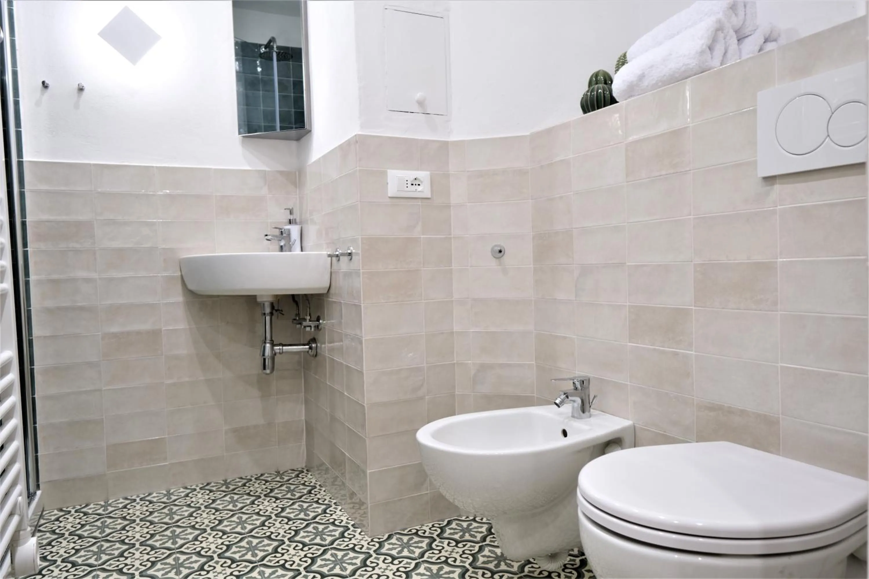 Shower in Wine Apartments Florence Ribolla