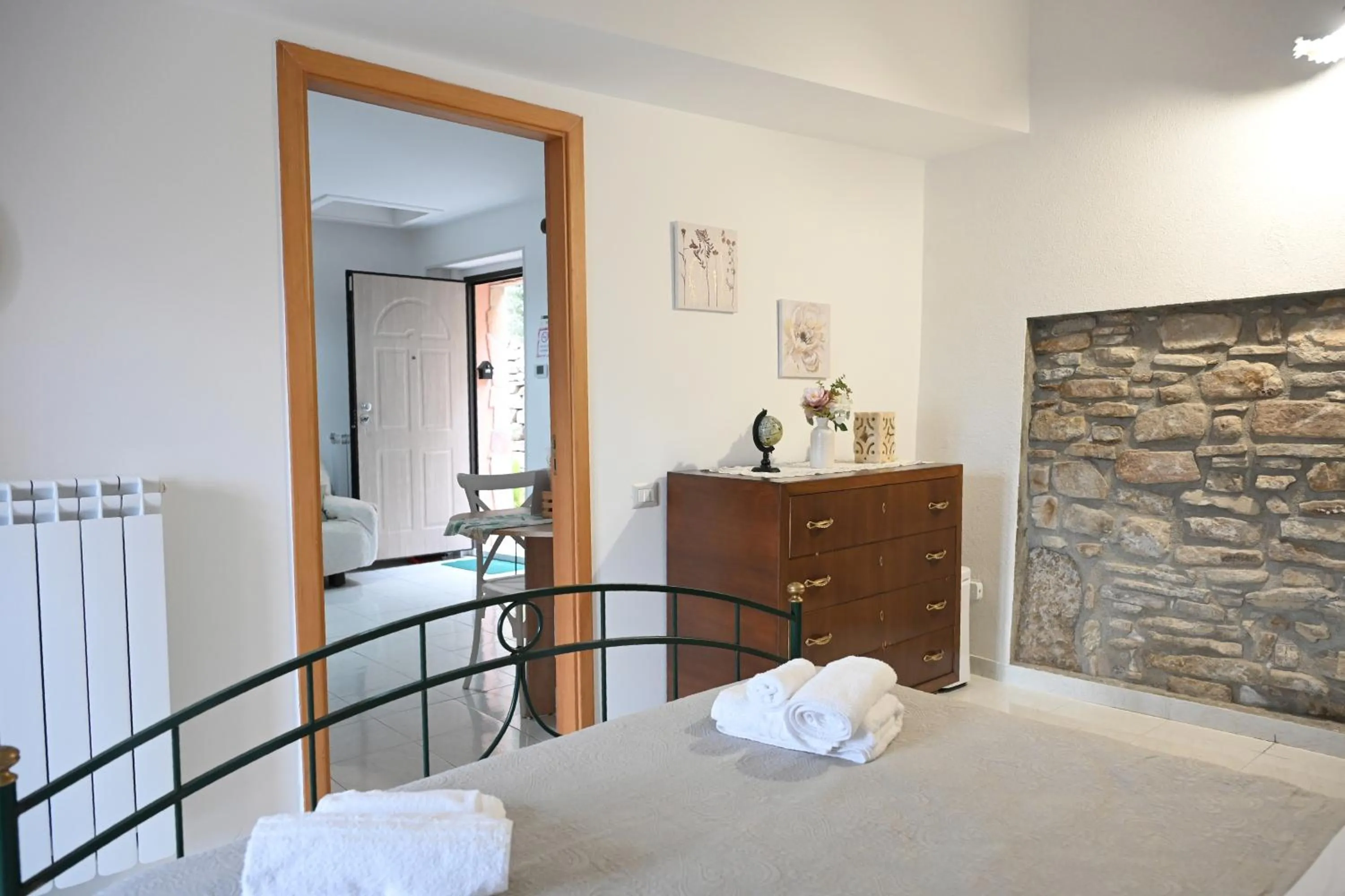 Bedroom, Bed in Karlin's house Anzi - albergo diffuso