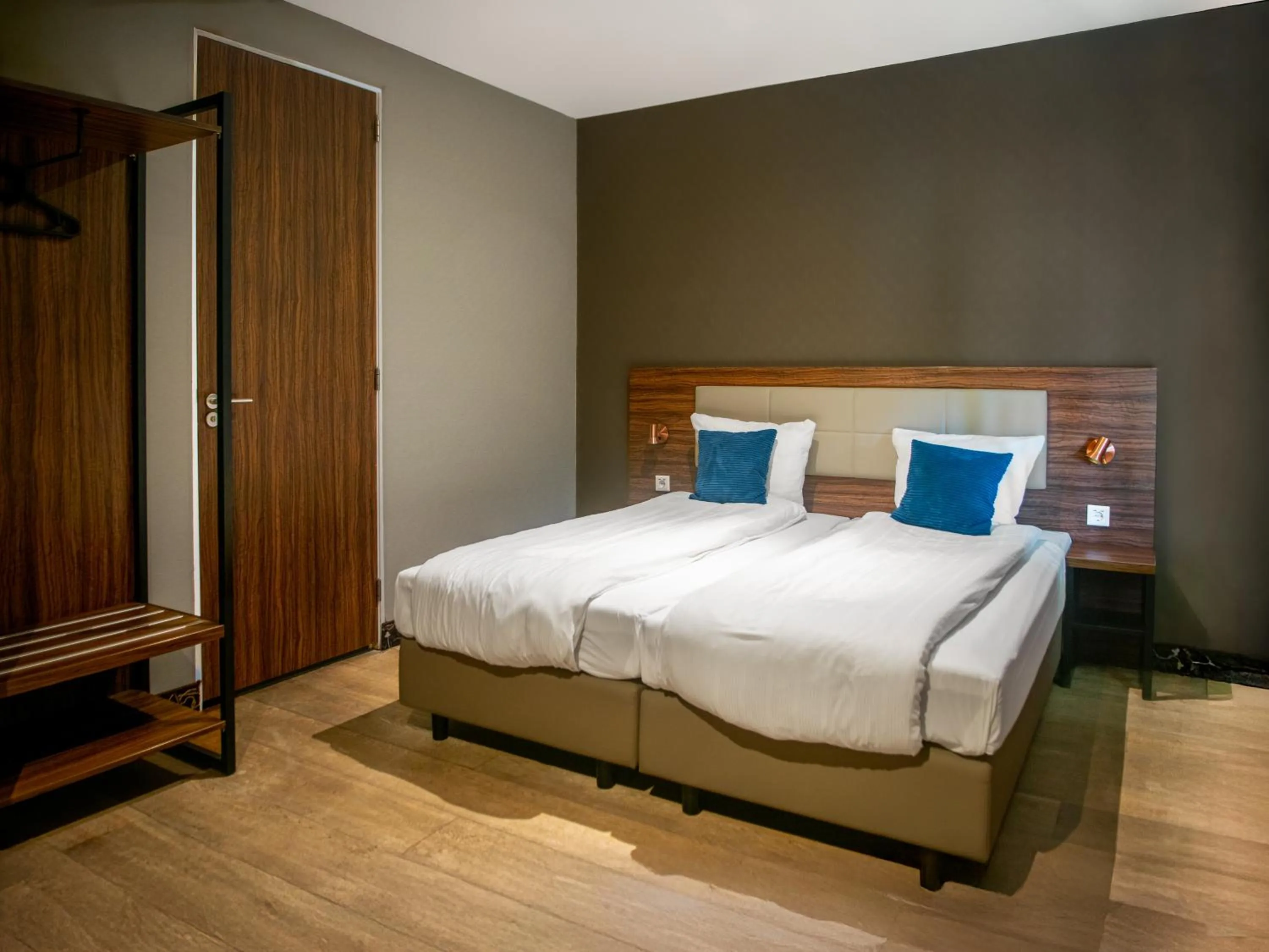 Photo of the whole room, Bed in Amsterdam Lake Hotel