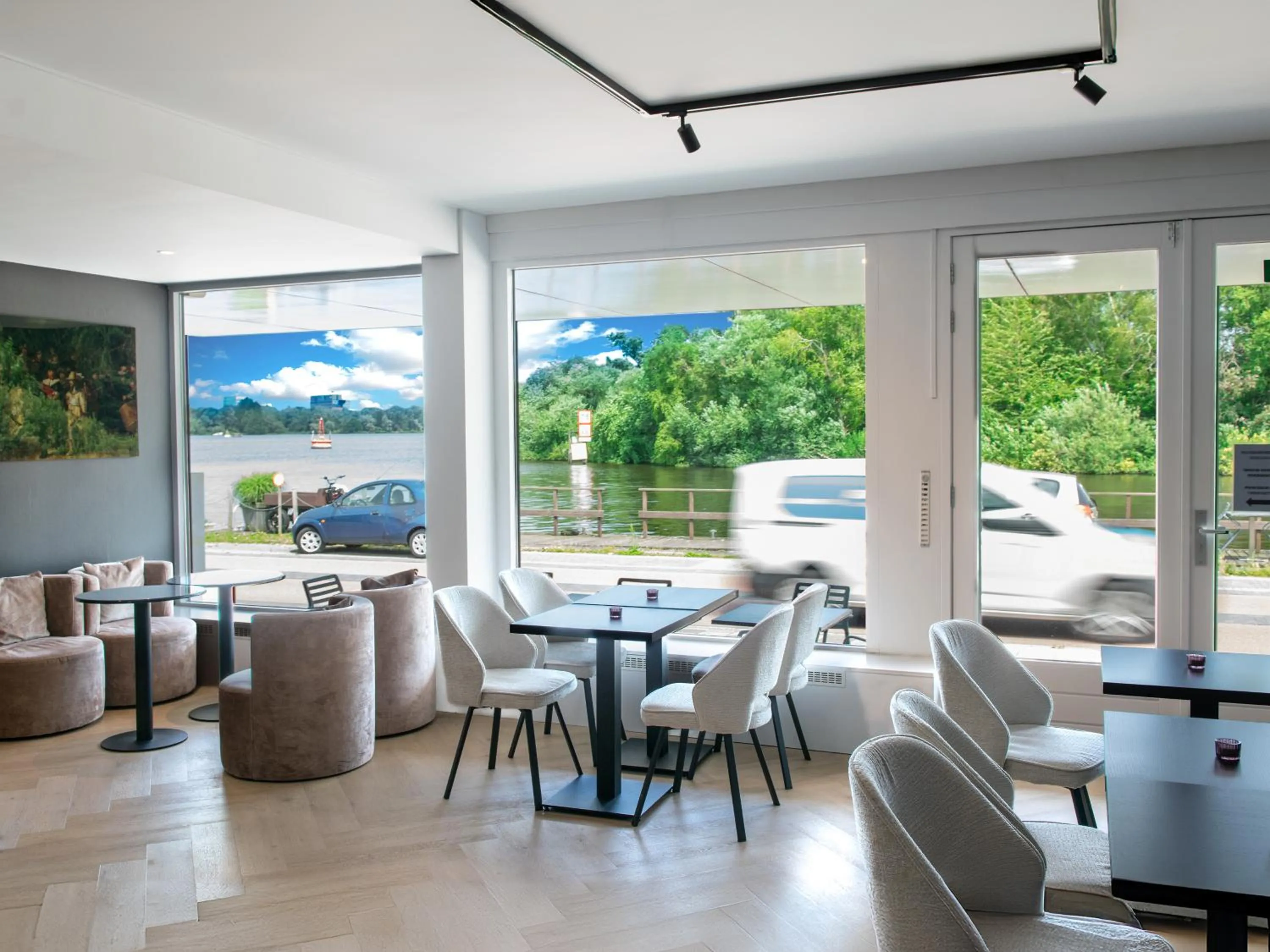 Seating area in Amsterdam Lake Hotel