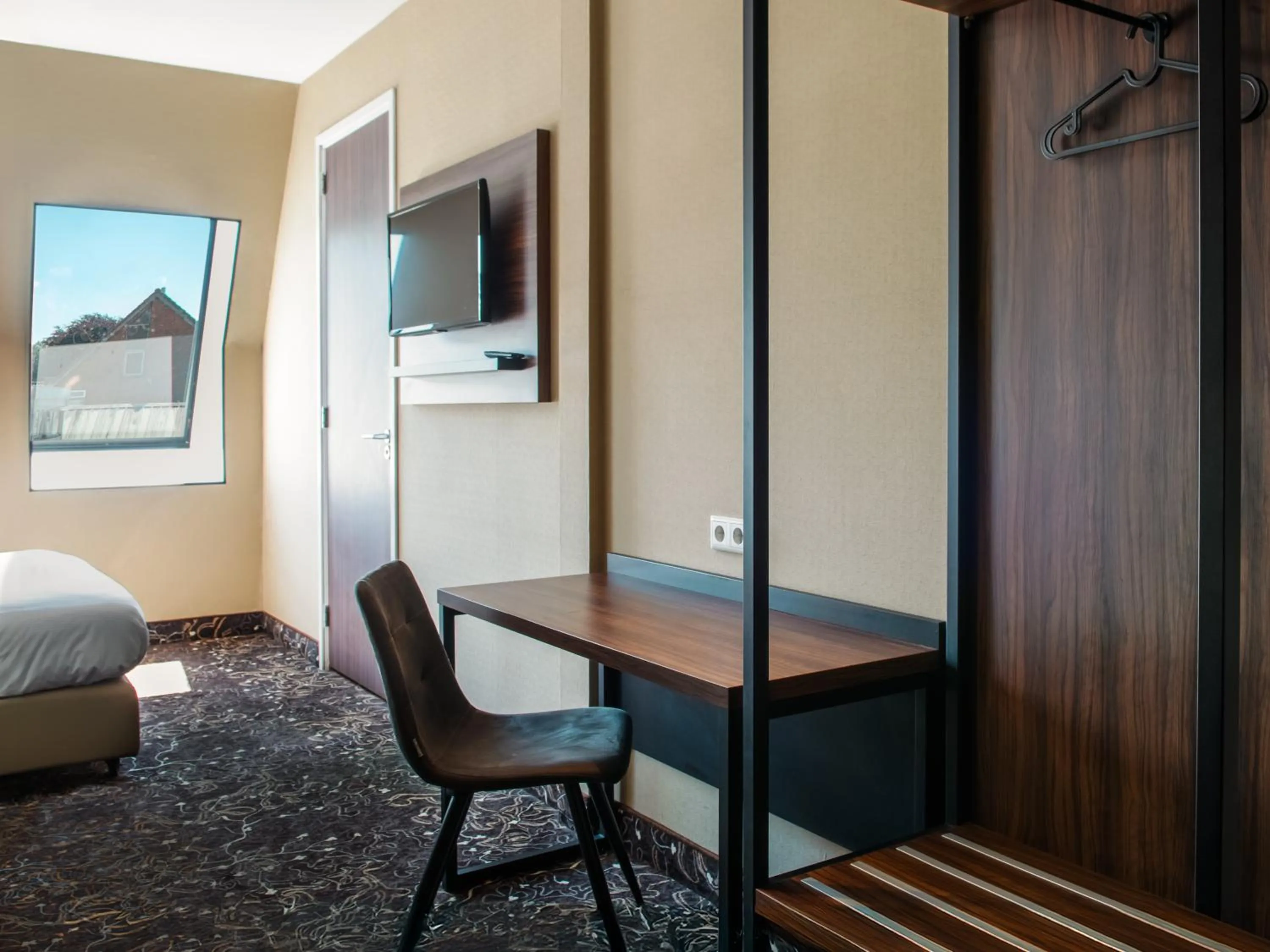 Bedroom, Bed in Amsterdam Lake Hotel