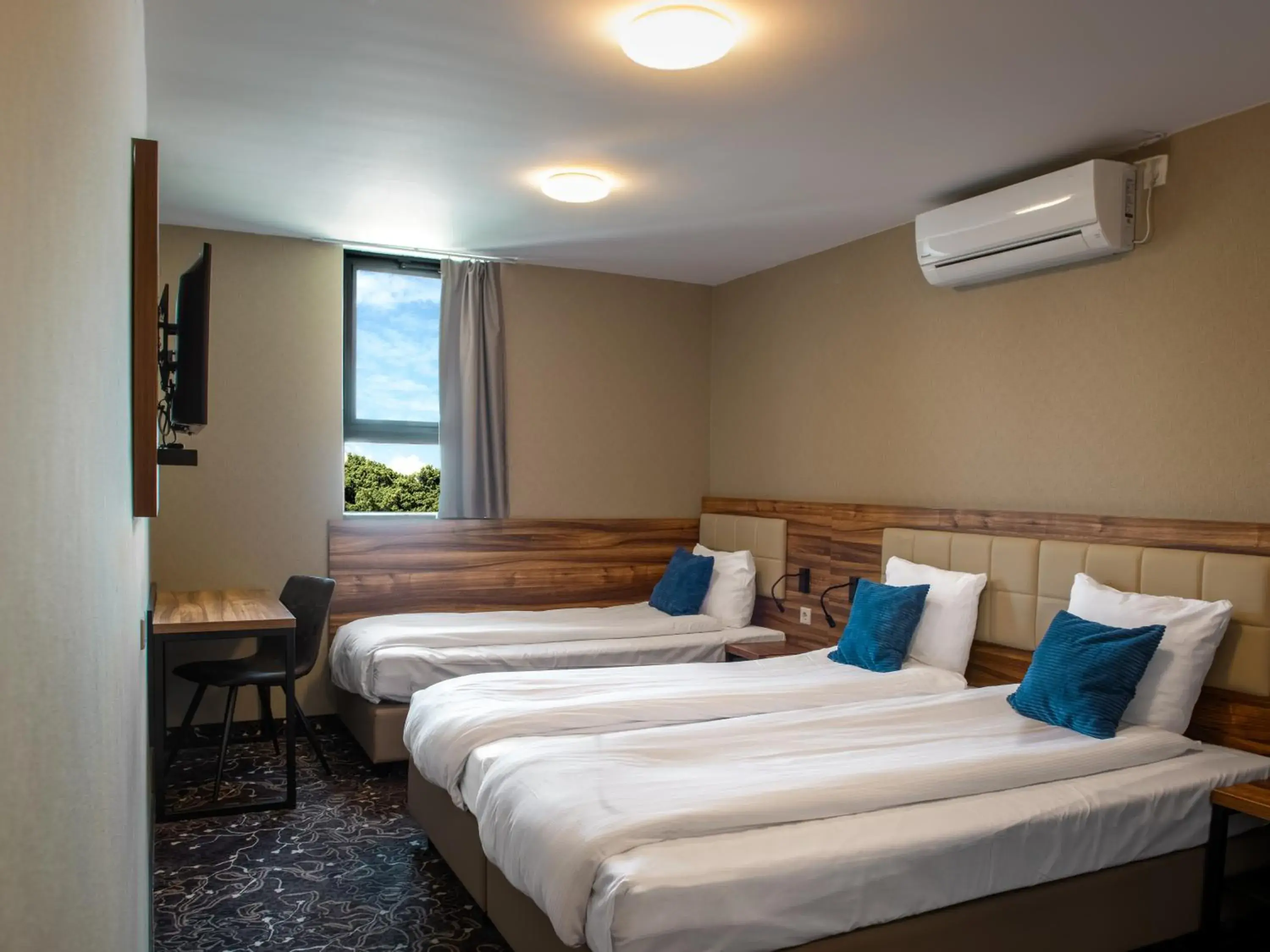 Deluxe Triple Room in Amsterdam Lake Hotel Deluxe Triple Room in Amsterdam Lake Hotel