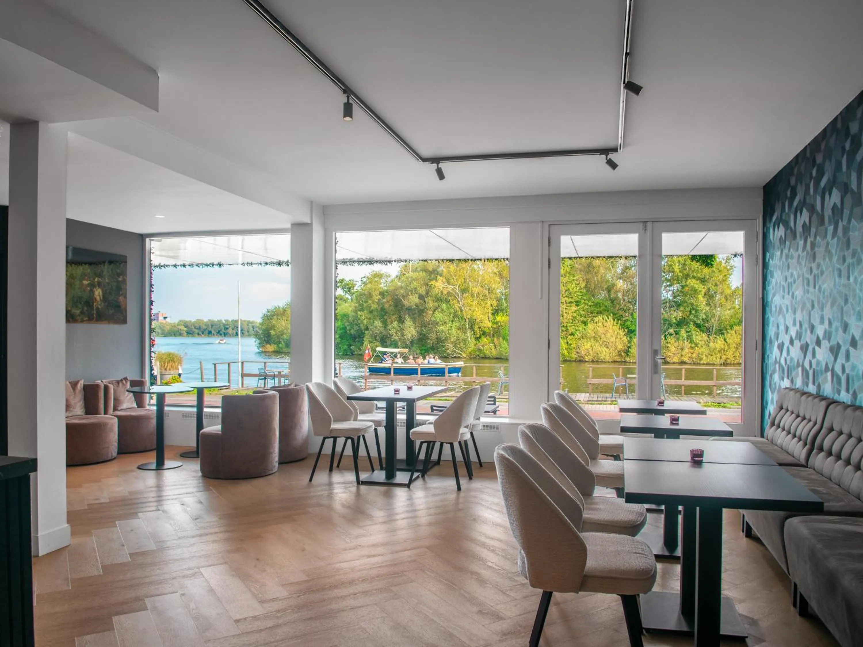 Natural landscape in Amsterdam Lake Hotel