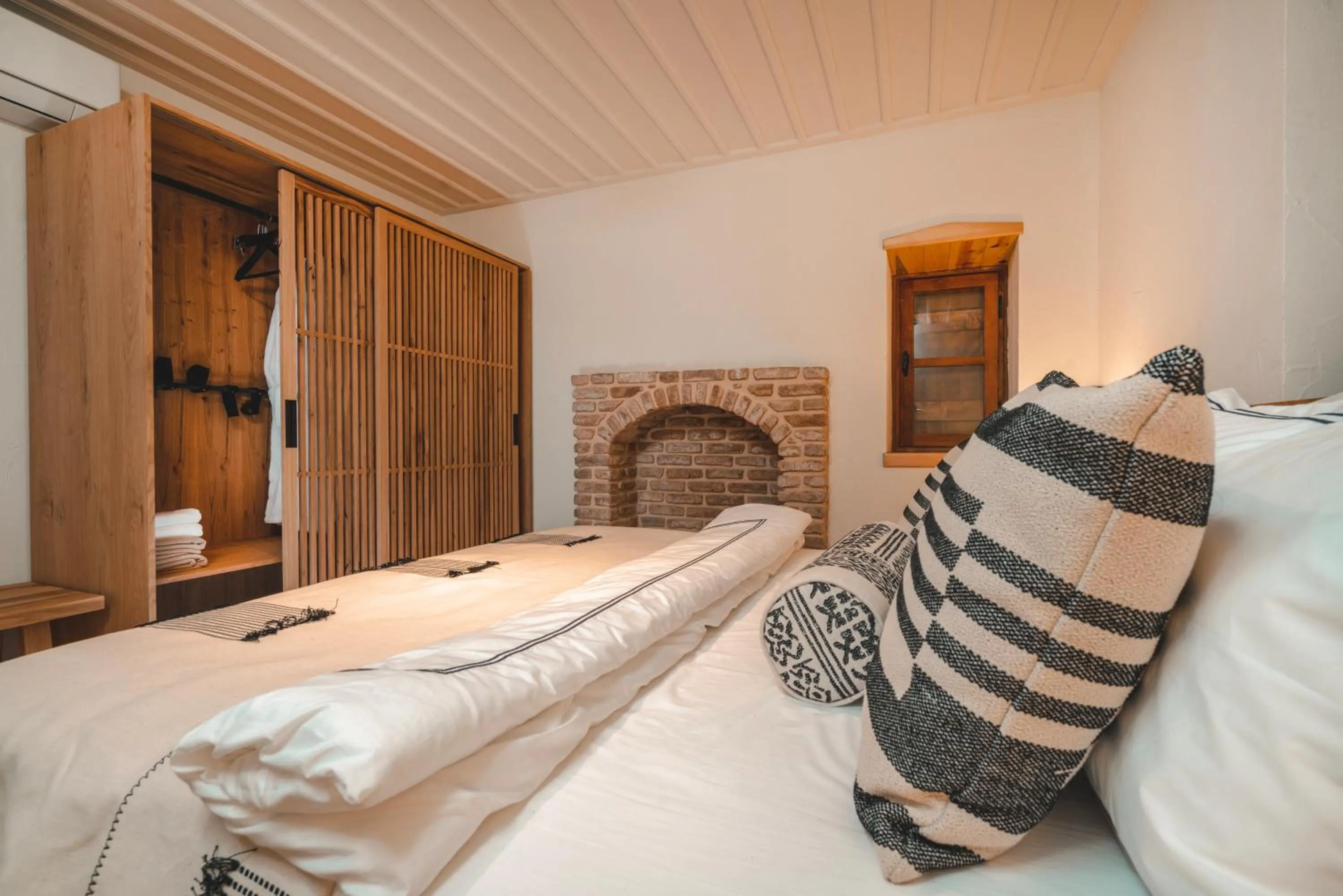 Bed in 6 ROOMS BY AZUMARE