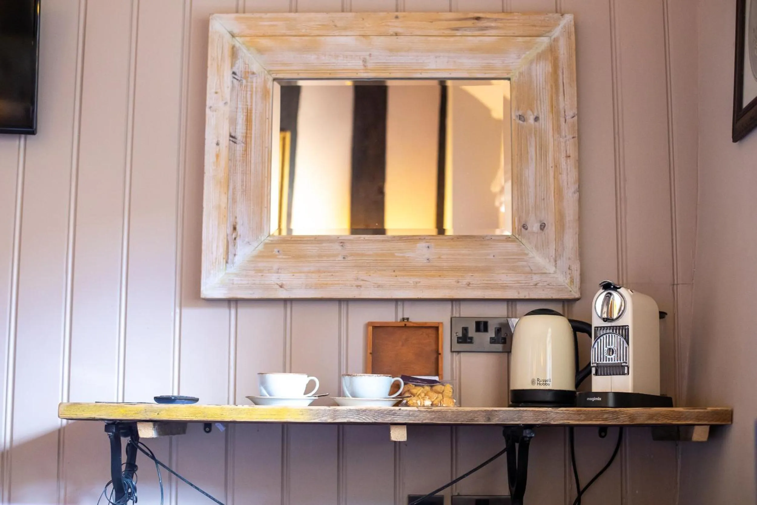 Coffee/tea facilities in The Porch House