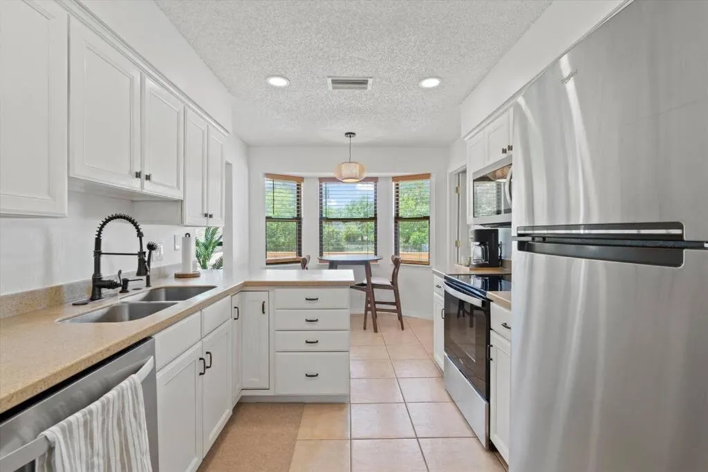 Spacious Home Near Beach, Large Yard, Game Room and Dog Friendly